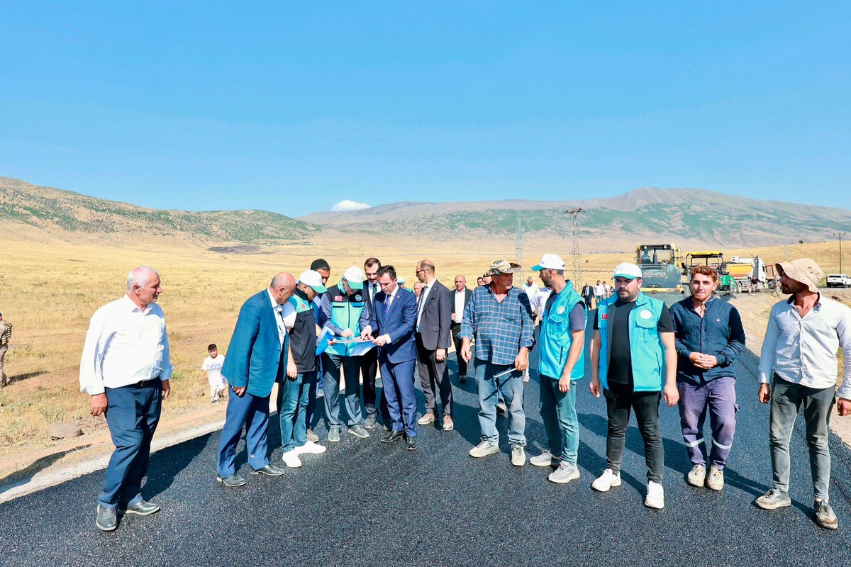 BitlisValiligi's tweet photo. Vali Karakaya, Taşüstü Köyü'ndeki Yol Çalışmalarını İnceledi

Valimiz Sayın @ahmetkarakaya37, beraberindeki heyetle birlikte İl Özel İdaresi tarafından Güroymak ilçemize bağlı Taşüstü Köyü'nde yürütülen Bitümlü Sıcak Karışım (BSK) yol yapım çalışmalarını yerinde inceledi.

📌3,65 kilometrelik yol güzergahında devam eden çalışmalar hakkında yetkililerden bilgi alan Vali Karakaya, yolun tamamlanmasıyla birlikte köy halkının ulaşım konforuna önemli katkı sağlanacağını belirterek, 2026 yılında köylerimizdeki toplam BSK sıcak asfalt yapımını 300 kilometrenin üzerine çıkaracaklarını kaydetti.

📌İncelemeler sırasında saha çalışanlarıyla da bir araya gelen Valimiz, emek veren personele teşekkür ederek çalışmalarında kolaylıklar diledi.

Vali Karakaya'ya, Güroymak Kaymakamı Onur Aykaç, İl Jandarma Komutanı Tuğgeneral Barış Soyal, İl Emniyet Müdürü Koray Şensoy, İl Özel İdare Genel Sekreter V. Halil Avkan, kurum amirleri ve Gölbaşı Belediye Başkanı Hikmet Kardaş eşlik etti.

📍Güroymak

@TC_icisleri