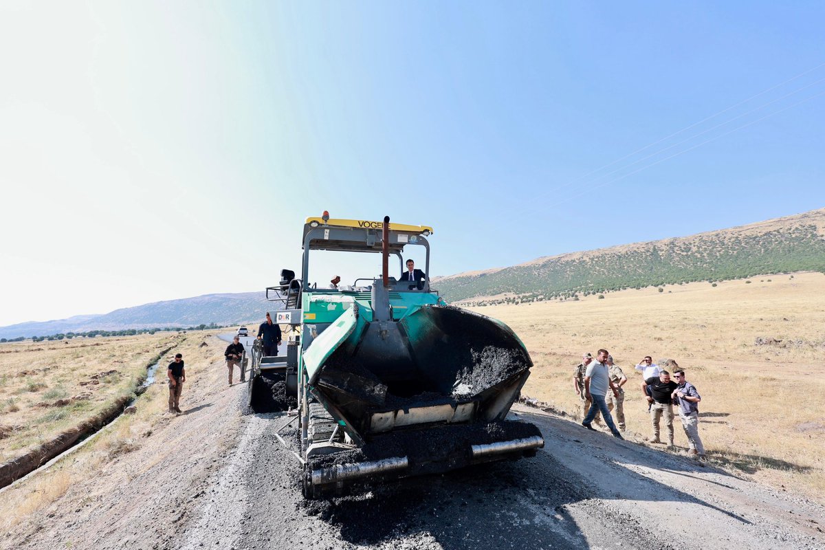 BitlisValiligi's tweet photo. Vali Karakaya, Taşüstü Köyü'ndeki Yol Çalışmalarını İnceledi

Valimiz Sayın @ahmetkarakaya37, beraberindeki heyetle birlikte İl Özel İdaresi tarafından Güroymak ilçemize bağlı Taşüstü Köyü'nde yürütülen Bitümlü Sıcak Karışım (BSK) yol yapım çalışmalarını yerinde inceledi.

📌3,65 kilometrelik yol güzergahında devam eden çalışmalar hakkında yetkililerden bilgi alan Vali Karakaya, yolun tamamlanmasıyla birlikte köy halkının ulaşım konforuna önemli katkı sağlanacağını belirterek, 2026 yılında köylerimizdeki toplam BSK sıcak asfalt yapımını 300 kilometrenin üzerine çıkaracaklarını kaydetti.

📌İncelemeler sırasında saha çalışanlarıyla da bir araya gelen Valimiz, emek veren personele teşekkür ederek çalışmalarında kolaylıklar diledi.

Vali Karakaya'ya, Güroymak Kaymakamı Onur Aykaç, İl Jandarma Komutanı Tuğgeneral Barış Soyal, İl Emniyet Müdürü Koray Şensoy, İl Özel İdare Genel Sekreter V. Halil Avkan, kurum amirleri ve Gölbaşı Belediye Başkanı Hikmet Kardaş eşlik etti.

📍Güroymak

@TC_icisleri
