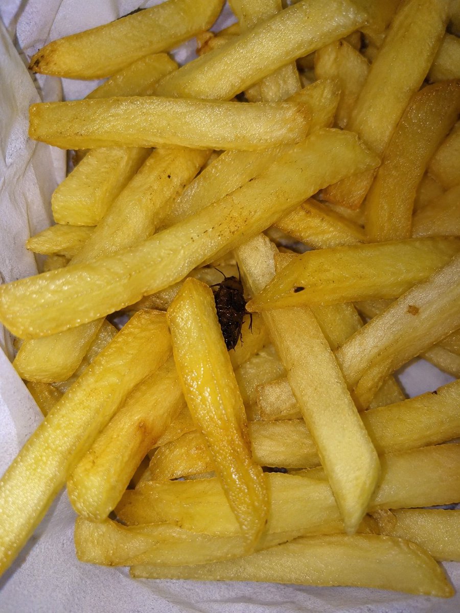 onetime_line's tweet photo. I still don't know if I handled this situation the right way. 😭
A friend once invited a girl to her house for breakfast.
The family was kind, welcoming, and had gone through the stress of preparing food for their guest. They served her a plate of chips, https://t.co/YIyttYokkP