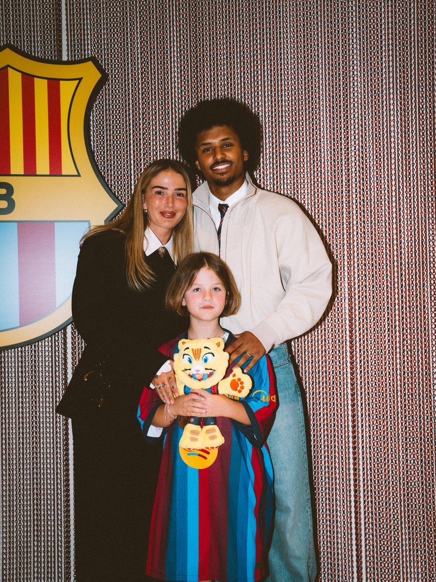 karim_adeyemi's tweet photo. A childhood dream came true.

I am beyond grateful to start a new chapter of my career at Barcelona.

VISCA EL BARÇA  ❤️💙 
VISCA CATALUNYA  ❤️ 💙 https://t.co/HjuPRnFfL6