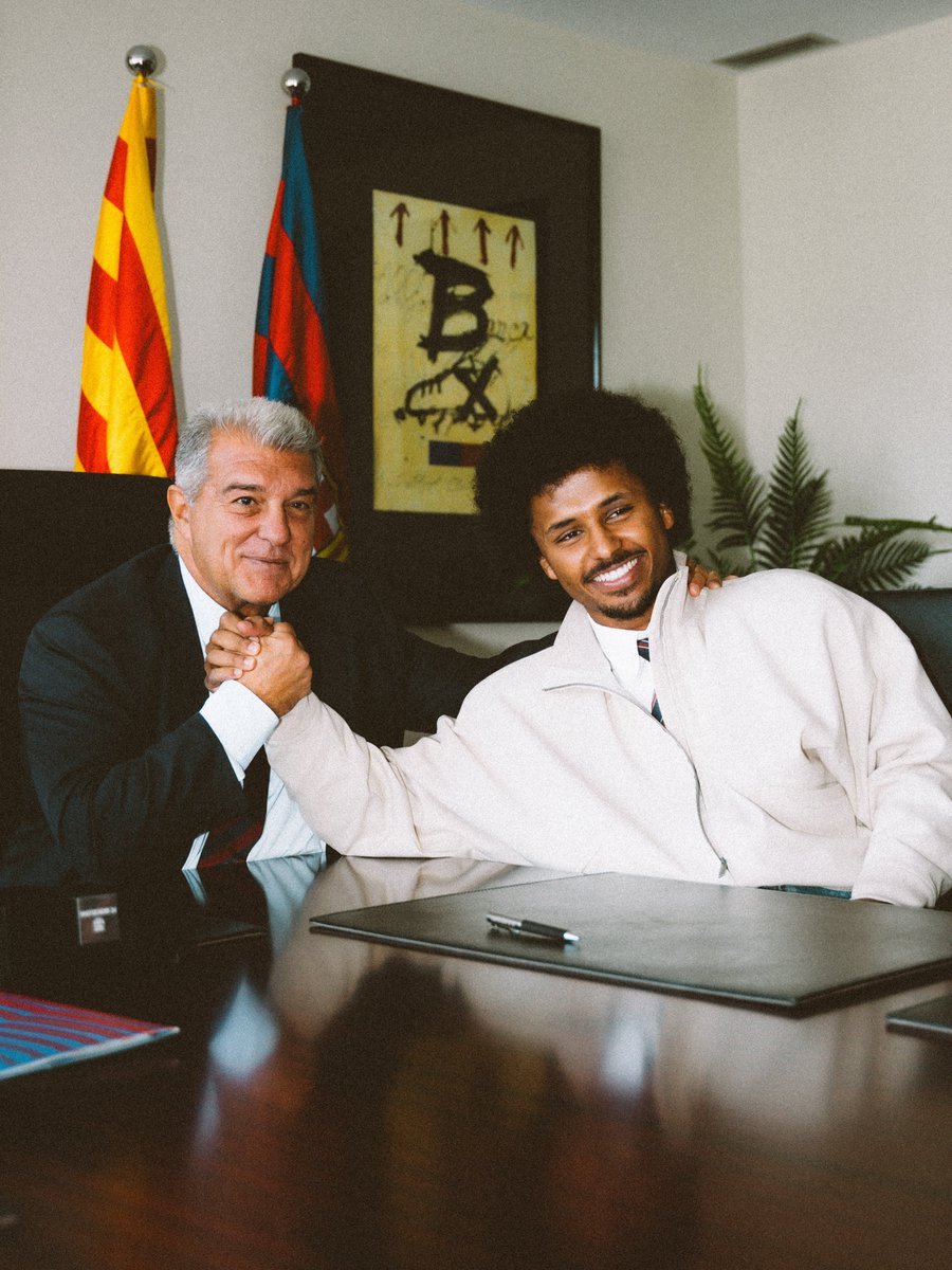 karim_adeyemi's tweet photo. A childhood dream came true.

I am beyond grateful to start a new chapter of my career at Barcelona.

VISCA EL BARÇA  ❤️💙 
VISCA CATALUNYA  ❤️ 💙 https://t.co/HjuPRnFfL6