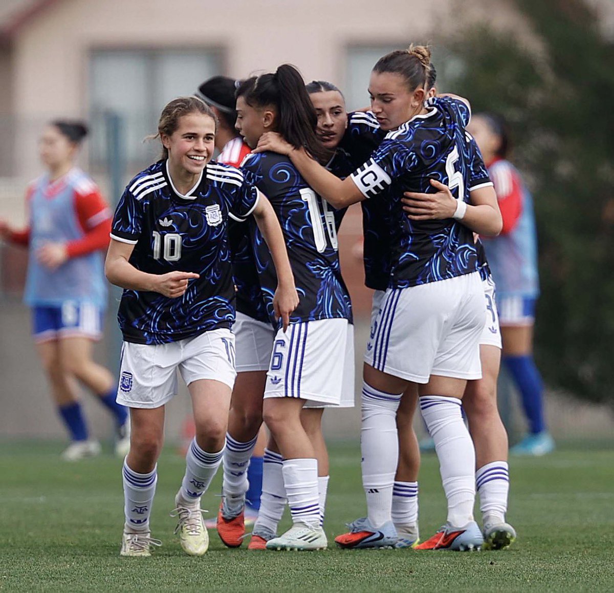 FutbolerasAR's tweet photo. ⚽️🇦🇷La Selección Sub-17 ganó 4-3 ante Chile en el segundo amistoso de preparación para el mundial de Marruecos 2026 que se llevará a cabo del 17 de octubre al 7 de noviembre.

Los goles fueron de Agustina Maldonado, Analía Isfran, Josefina Galarza y Mercedes Diz. https://t.co/4IQFwfH42V