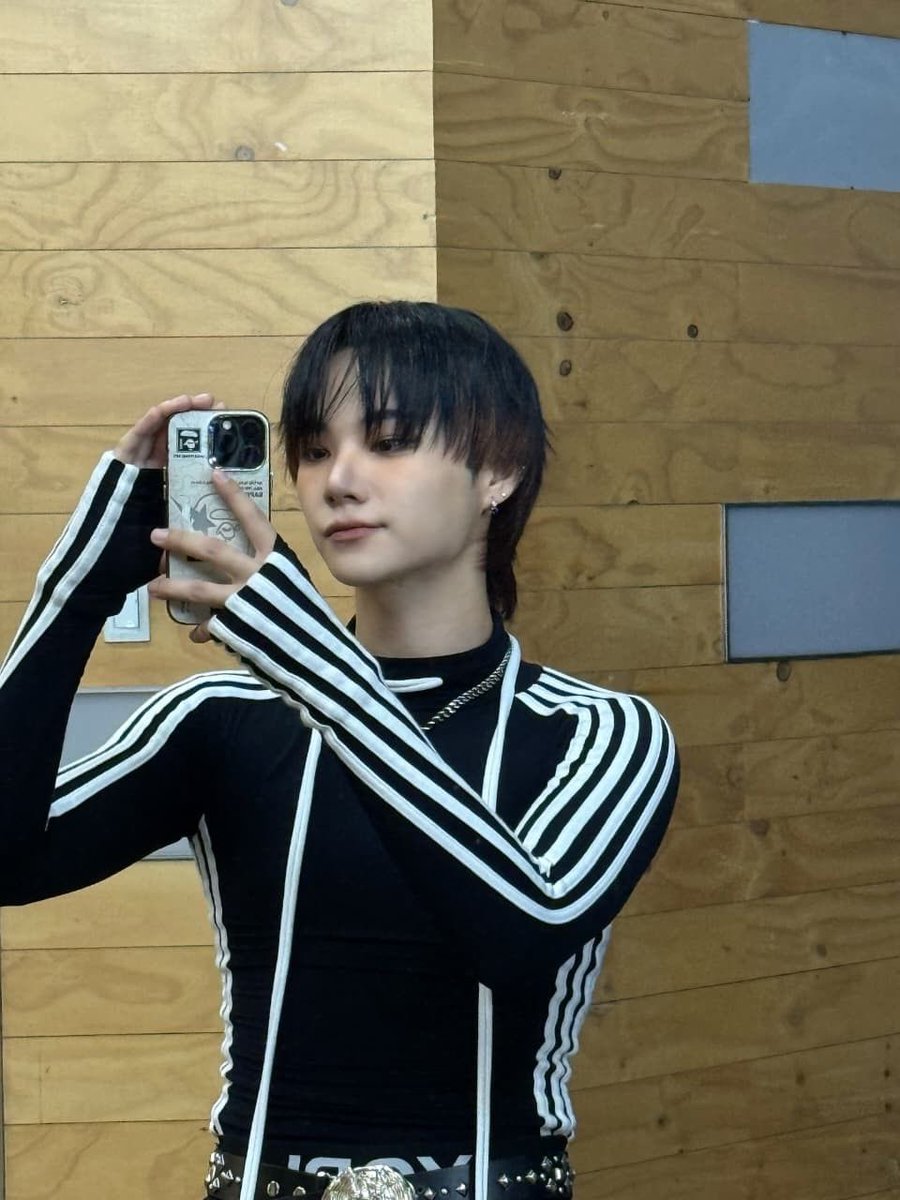 siyunstiger's tweet photo. mirror mirror on the wall who’s the prettiest of them all 🪞

@_AMPERSANDONE_ #ANDEARSELCADAY #ANDRSD #ANDEAR #YOONSIYUN #윤시윤 #앰퍼샌드원 https://t.co/KKCOqQIptB