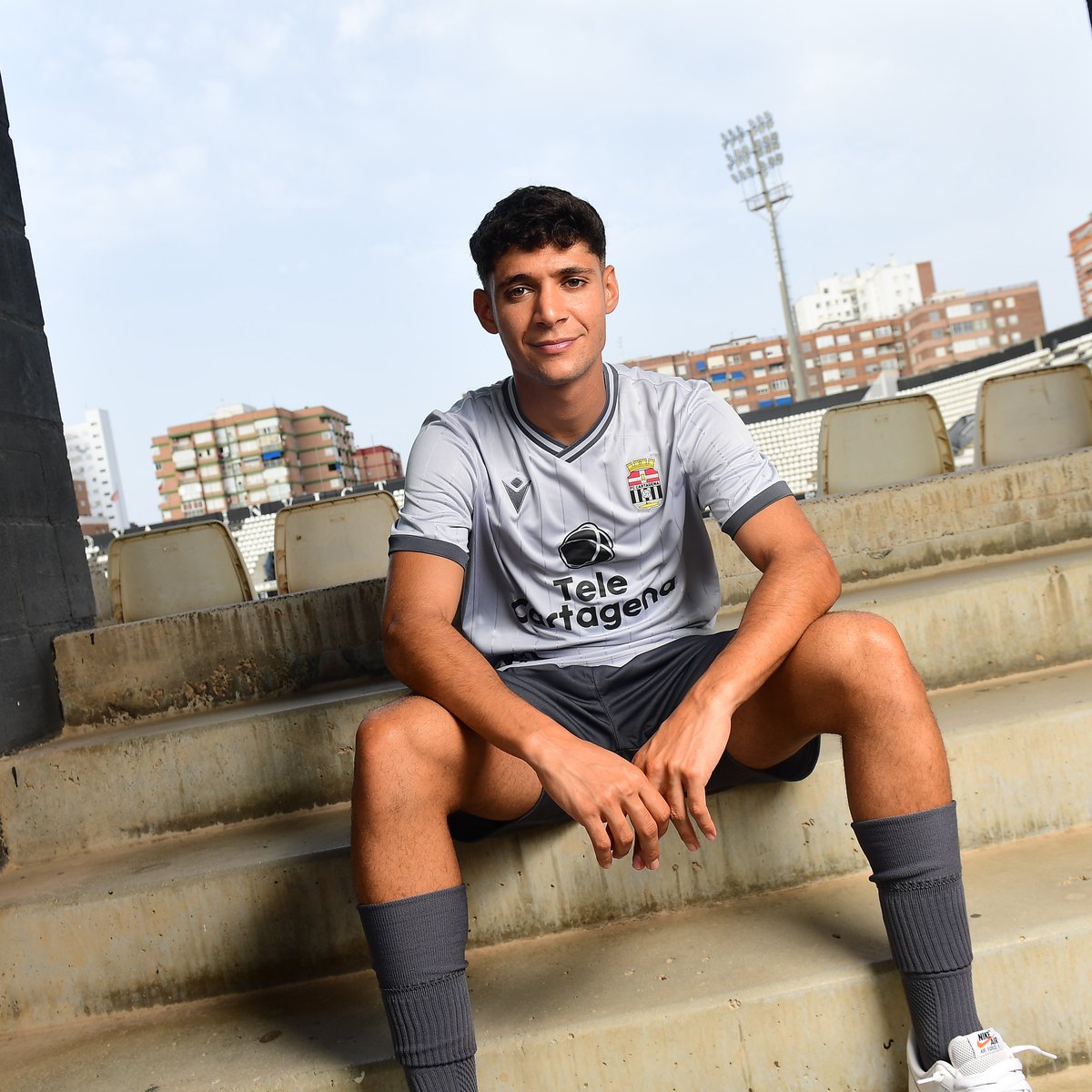 FCCartagena_efs's tweet photo. 🆕La 3ª equipación @MacronSports  se estrenará mañana con el @IpswichTown 🇬🇧, en el primer amistoso en @grandhyattLMC. 

😍𝐒𝐨𝐥𝐝𝐚𝐝𝐨𝐬 𝐝𝐞 𝐒𝐮𝐫𝐮🤝@TeleCartagena_ 

#PretemporadaAlbinegra | #LaPasiónQueNosUne https://t.co/3slhpVoOh4
