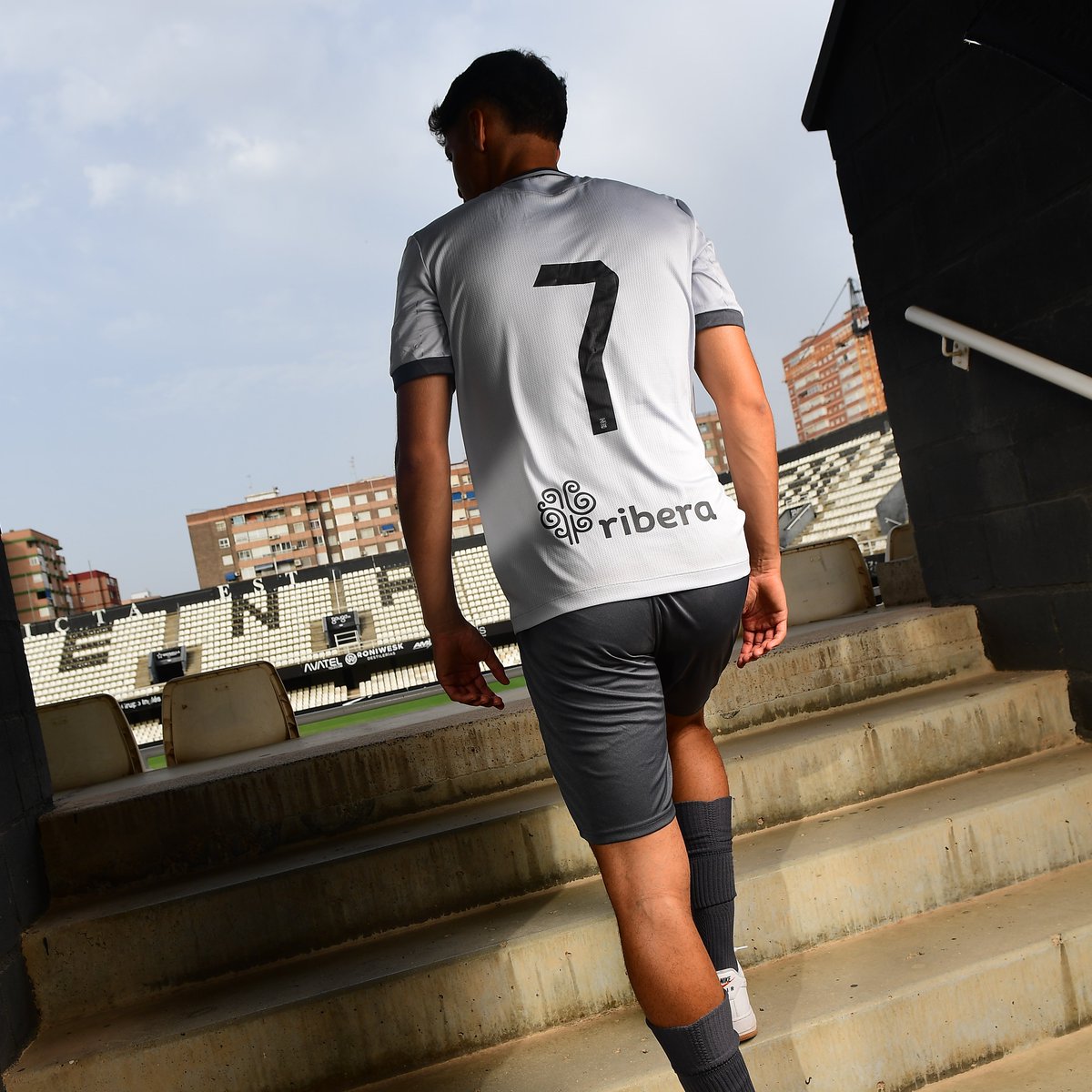 FCCartagena_efs's tweet photo. 🆕La 3ª equipación @MacronSports  se estrenará mañana con el @IpswichTown 🇬🇧, en el primer amistoso en @grandhyattLMC. 

😍𝐒𝐨𝐥𝐝𝐚𝐝𝐨𝐬 𝐝𝐞 𝐒𝐮𝐫𝐮🤝@TeleCartagena_ 

#PretemporadaAlbinegra | #LaPasiónQueNosUne https://t.co/3slhpVoOh4
