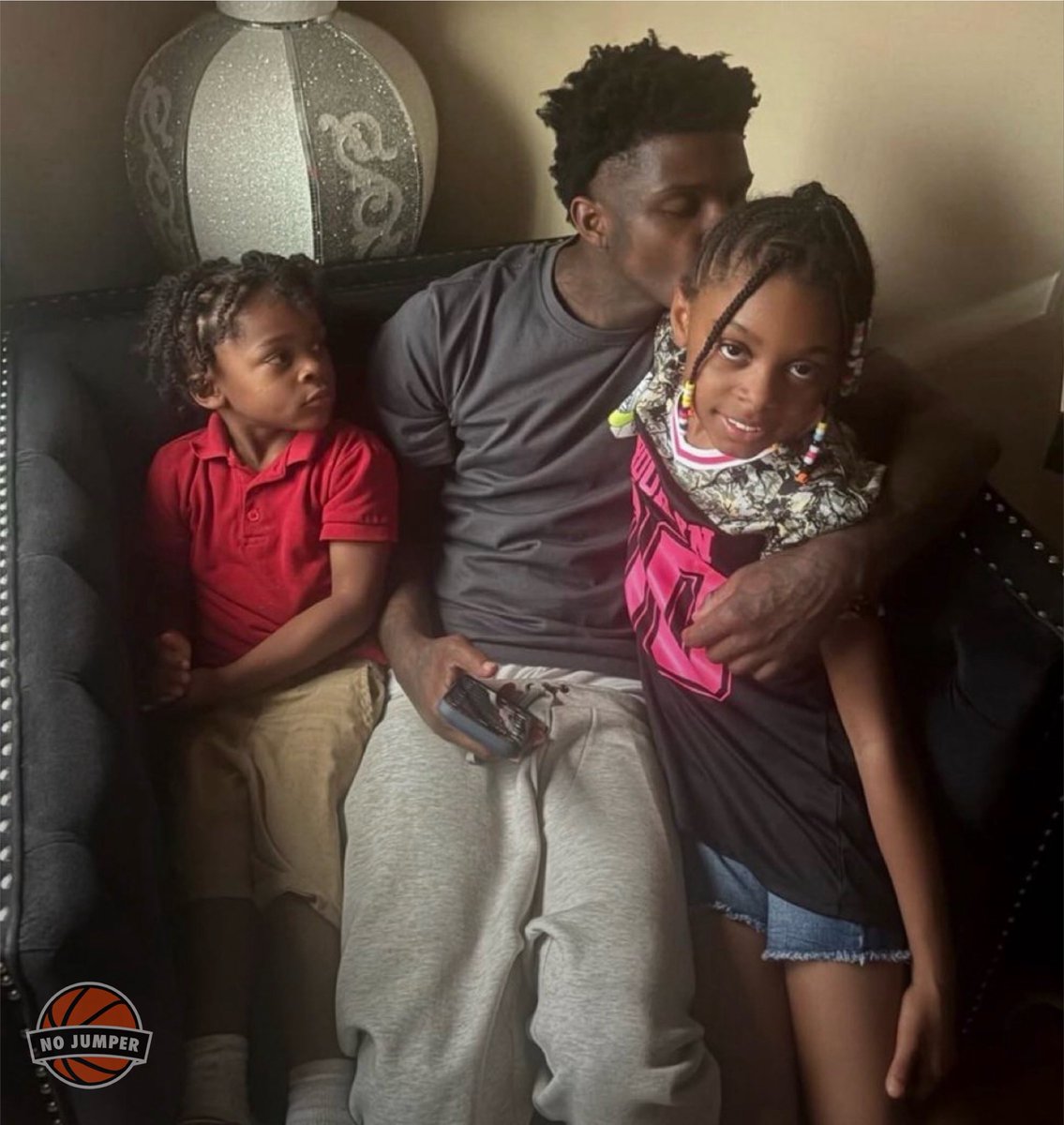 nojumper's tweet photo. Quando Rondo reunites with his family after getting released from the Feds 💯 https://t.co/RDaT3rtdn8