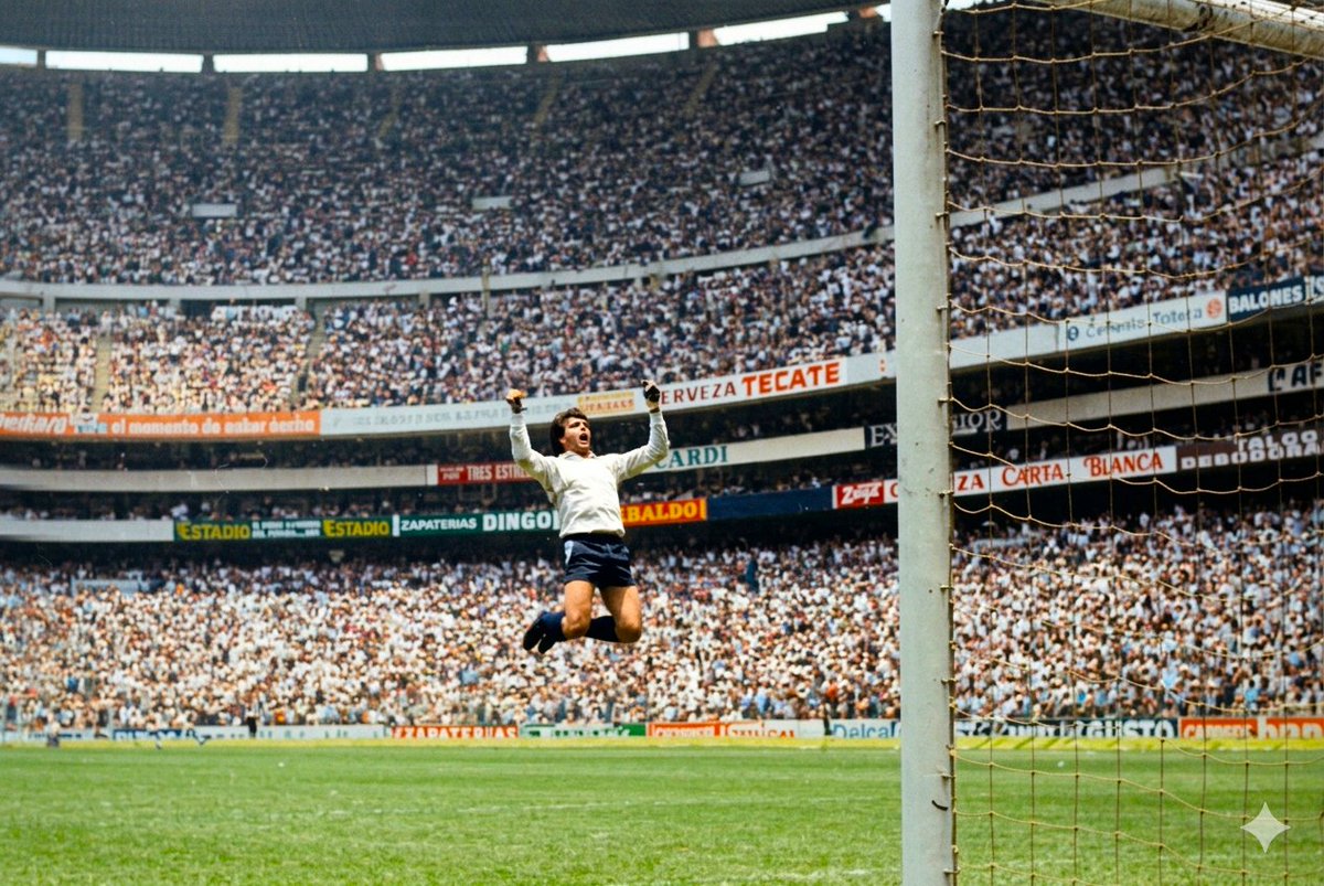 MXESTADIOS's tweet photo. Estadio Azteca, con el gran Miguel Marín celebrando un gol, con el Azteca imponente al fondo, lleno para ver a Cruz Azul.

*Imagen colorizada del original. https://t.co/MGRxgecXja