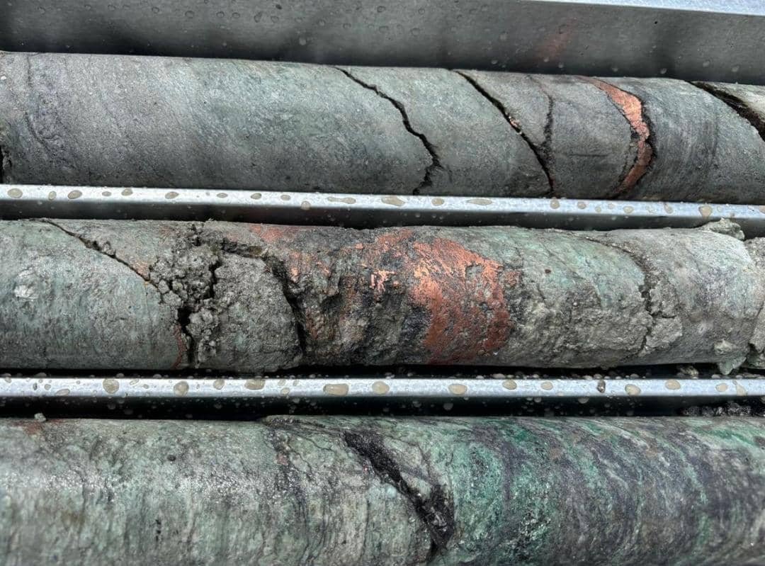 GeorgesKisando's tweet photo. 🔴 #NordKivu : Le projet Cuivre de Butembo révèle de nouveaux indices prometteurs. Des carottes de forage ont montré une zone d’environ 10 mètres minéralisée en cuivre, avec présence de cuprite, malachite et cuivre naturel. De nouvelles données sont attendues https://t.co/6M4HxEOuAw