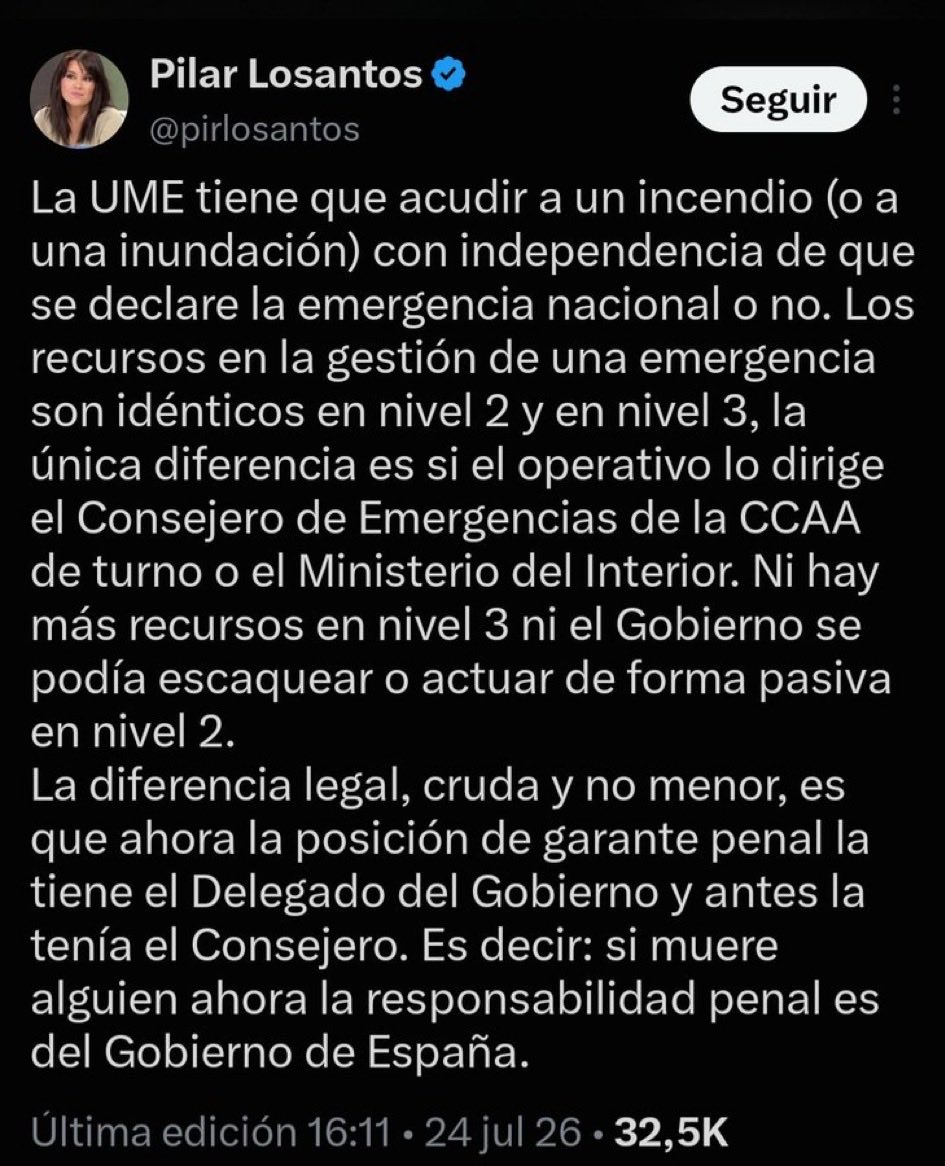 manolopezzi's tweet photo. Ayuso y su Consejero, reconocibles porque llevan en su chaleco el cargo, están preparados para la extraordinaria emergencia nacional por incendios en la Comunidad de Madrid, al parecer como visitantes/observadores sin responsabilidad directa ¿?. A través de su amable periodista Pilar Losantos avisan: “…ahora la posición de garante penal la tiene el Delegado del Gobierno y antes la tenía el Consejero. Es decir: si muere alguien ahora la responsabilidad penal es del Gobierno de España”⬇️⬇️ Está claro de qué va la colaboración institucional y la lealtad frente a una catástrofe. Una mamarrachada.