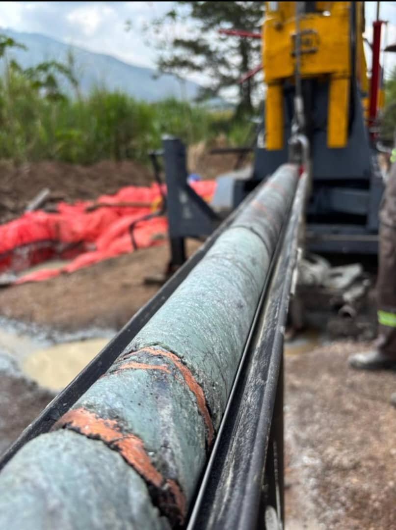 GeorgesKisando's tweet photo. 🔴 #NordKivu : Le projet Cuivre de Butembo révèle de nouveaux indices prometteurs. Des carottes de forage ont montré une zone d’environ 10 mètres minéralisée en cuivre, avec présence de cuprite, malachite et cuivre naturel. De nouvelles données sont attendues https://t.co/6M4HxEOuAw