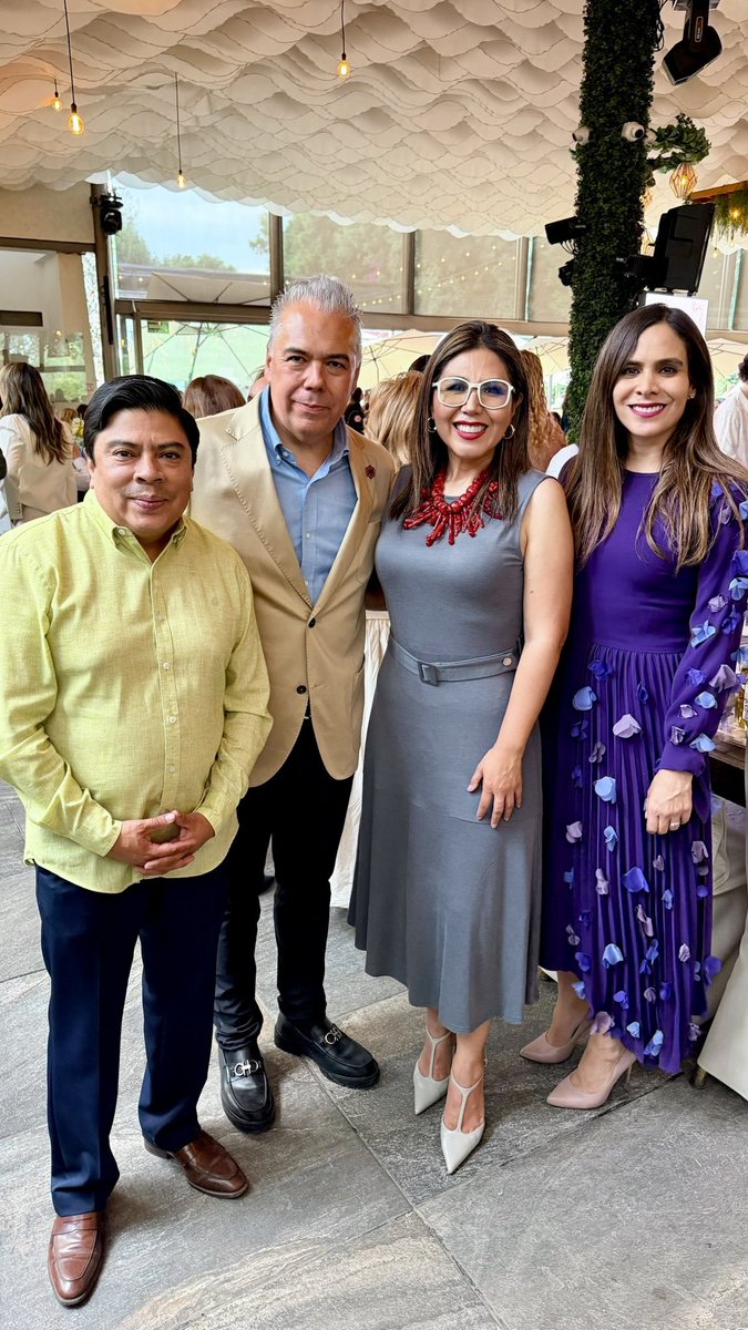 Incidencia_'s tweet photo. Pena ajena. En una escena digna de un #realityshow de bajo presupuesto, las panistas @GenovevaHuerta y @CaroBeauregard decidieron darse un “baño de pueblo” subiendo al transporte público de la capital. 

Con gestos estudiados, sonrisas fingidas y el inevitable celular en mano, pretendieron criticar el sistema de movilidad y, de pasadita, el controvertido proyecto del Cablebús. Todo muy espontáneo (según ellas).

“Ahí vienen las carteristas (electorales), rumoró un pasajero”. Y no le faltaba razón. Porque lo que vimos no fue empatía ni denuncia seria: fue un asalto simbólico a la credibilidad ciudadana. Llegan, se suben, se graban, sueltan frases de manual y se bajan como quien acaba de descubrir que el pueblo también camina y usa camión. ¡Qué revelación!

El manejo del vídeo en redes no pudo ser más contradictorio. Primero se difunde con tono épico: “¡Así se vive la movilidad de la gente!”. Luego, cuando las críticas llueven y alguien señala lo obvio —que esto huele a montaje—, el tono cambia. Se borra, se recorta, se reexplica o se defiende con el clásico “nos están atacando por hablarle claro al poder”. ¿En qué quedamos? ¿Era denuncia genuina o contenido para el feed? Las redes no perdonan las costuras del marketing político.

Y para rematar la ironía, el sarcasmo se sirve solo: después de su épica travesía en el transporte público, ¿resultó que en autobús llegaron a la comida de la @PueblaCanirac? Sí, esas mismas que acaban de “sufrir” la movilidad cotidiana del ciudadano de a pie terminaron el día compartiendo mesa, mantel y discurso con el empresariado restaurantero. Del camión al banquete sin perder el estilo. 

Valdría preguntarles si el siguiente “baño de pueblo” será abordar el Metro para desayunar en el Salón Cristales de San Lázaro.

La oposición tiene todo el derecho —y la obligación— de criticar políticas públicas, incluido el Cablebús y el estado de la movilidad. Pero cuando la crítica se reduce a un performance de cinco minutos con aroma a campaña anticipada, el mensaje se diluye. El pueblo no necesita carterizaciones electorales que le roben la atención con poses; necesita propuestas serias, consistentes y, sobre todo, coherentes. Mientras tanto, el rumor del pasajero sigue resonando: ahí vienen otra vez.

#Movilidad #Puebla #Cablebus #IncidenciaMx