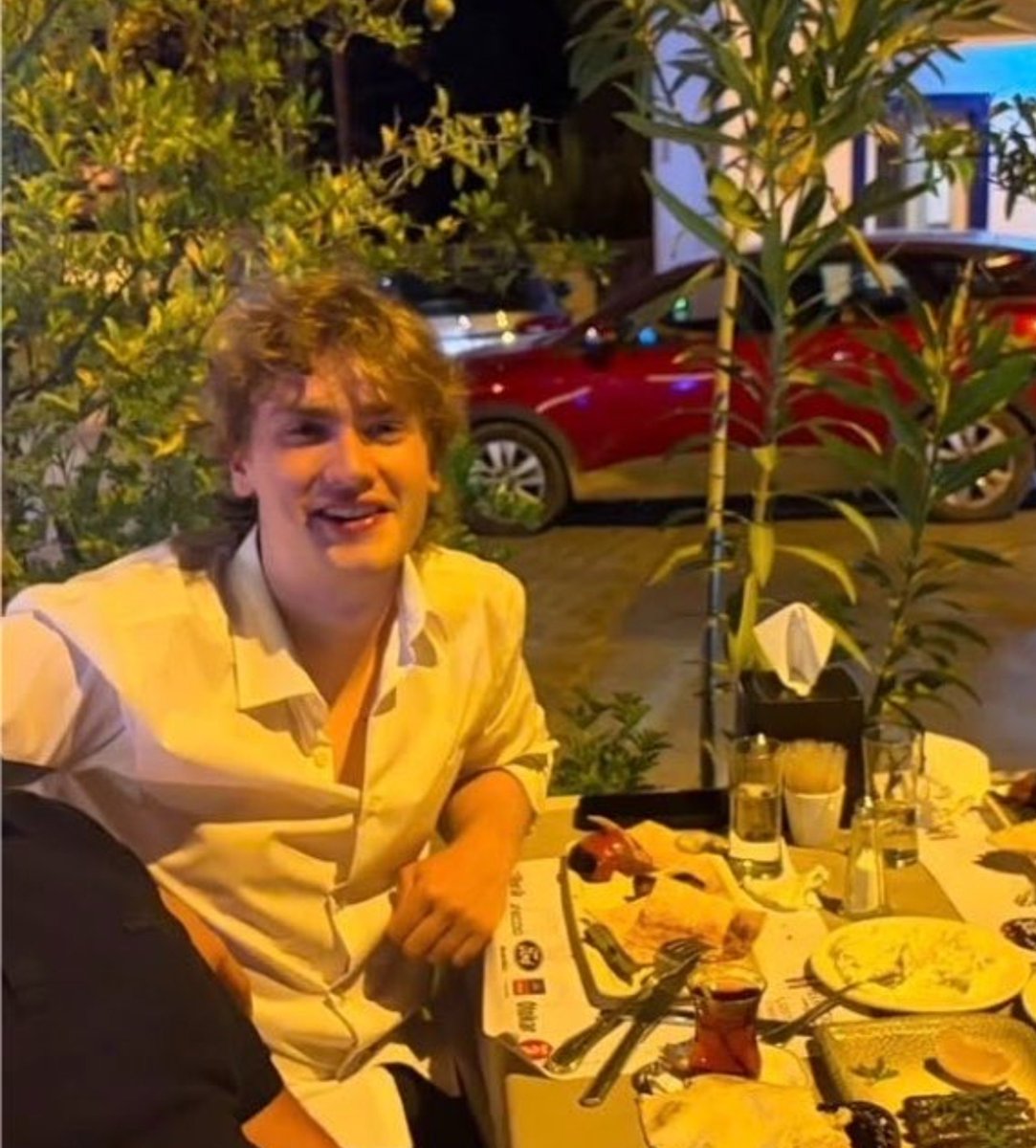 esintilisa's tweet photo. ask taraflarinda hic yokum diyen kizi 1 hamburger 1 waffle ile tavlayinca bizim keyif https://t.co/awJLi6J7Y3