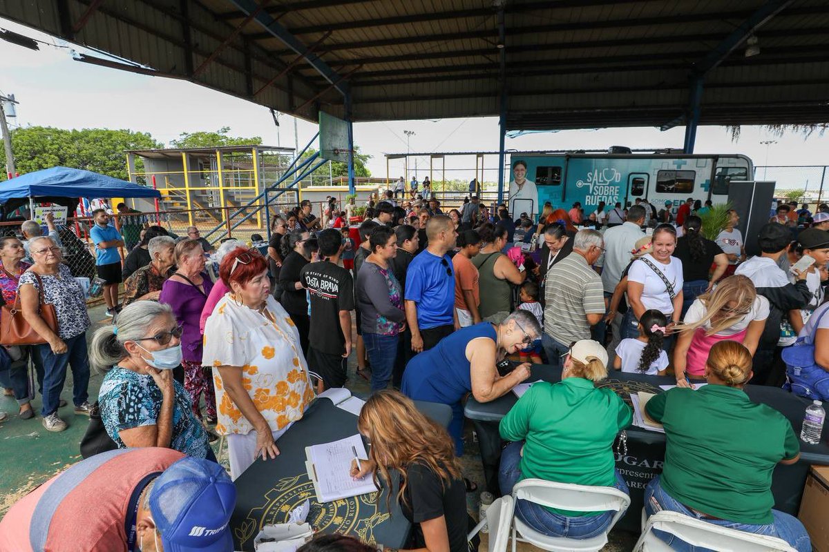 CamaraConPR's tweet photo. Más de 120 familias fueron impactadas durante un Encuentro Comunitario celebrado en la cancha del barrio Víctor Rojas II, una iniciativa encabezada por el representante Edgar Robles para acercar recursos, orientación y servicios esenciales a la comunidad. https://t.co/NwJaXSQMyy