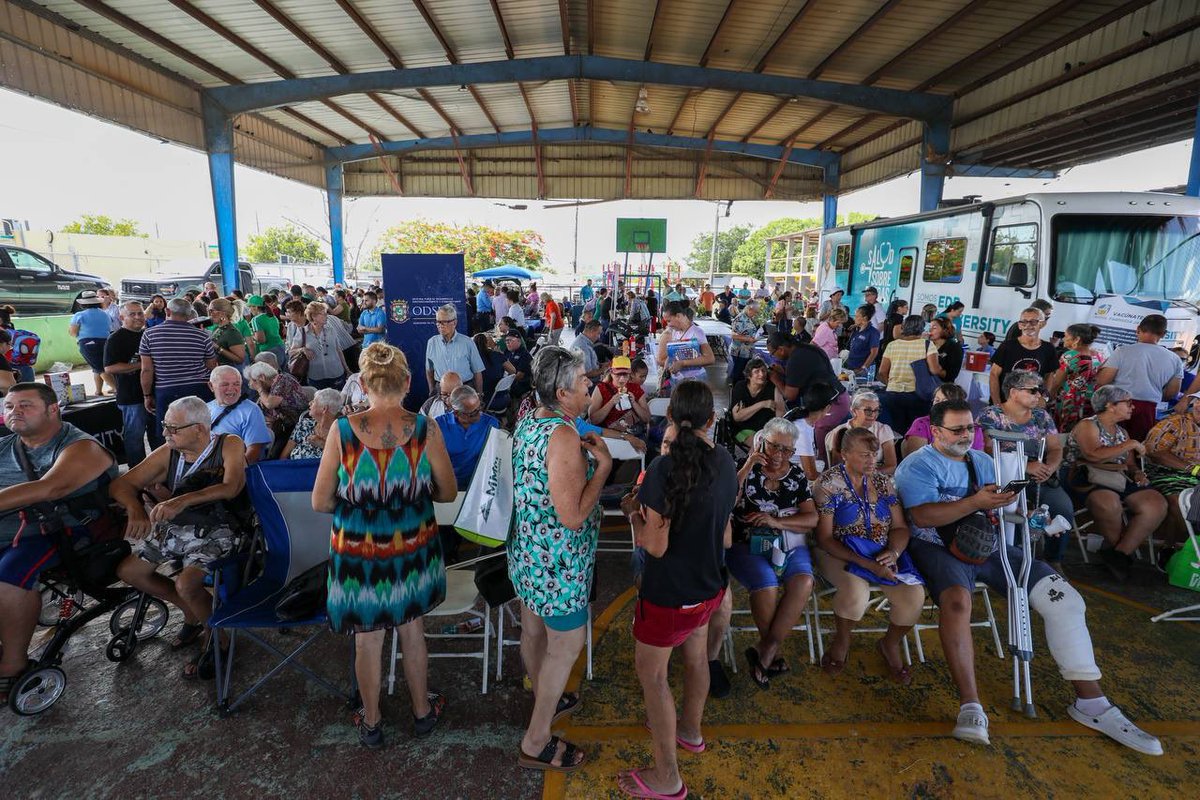 CamaraConPR's tweet photo. Más de 120 familias fueron impactadas durante un Encuentro Comunitario celebrado en la cancha del barrio Víctor Rojas II, una iniciativa encabezada por el representante Edgar Robles para acercar recursos, orientación y servicios esenciales a la comunidad. https://t.co/NwJaXSQMyy