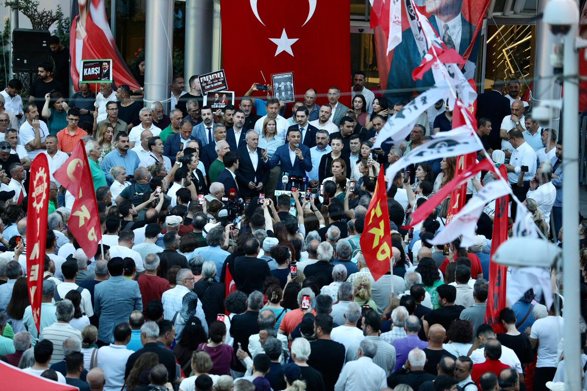 ozgurcelik1919's tweet photo. Halkımızın talebi adalet, demokrasi ve özgürlük!

Haksızca tutuklanan İzmit Belediye Başkanımız Fatma Hürriyet Kaplan, İzmit İlçe Başkanımız Gökhan Ercan ve yol arkadaşlarımıza özgürlük için yürüdük.

İrademize, ülkemize, geleceğimize sahip çıkmaktan vazgeçmeyeceğiz. https://t.co/3CQVHITVf7
