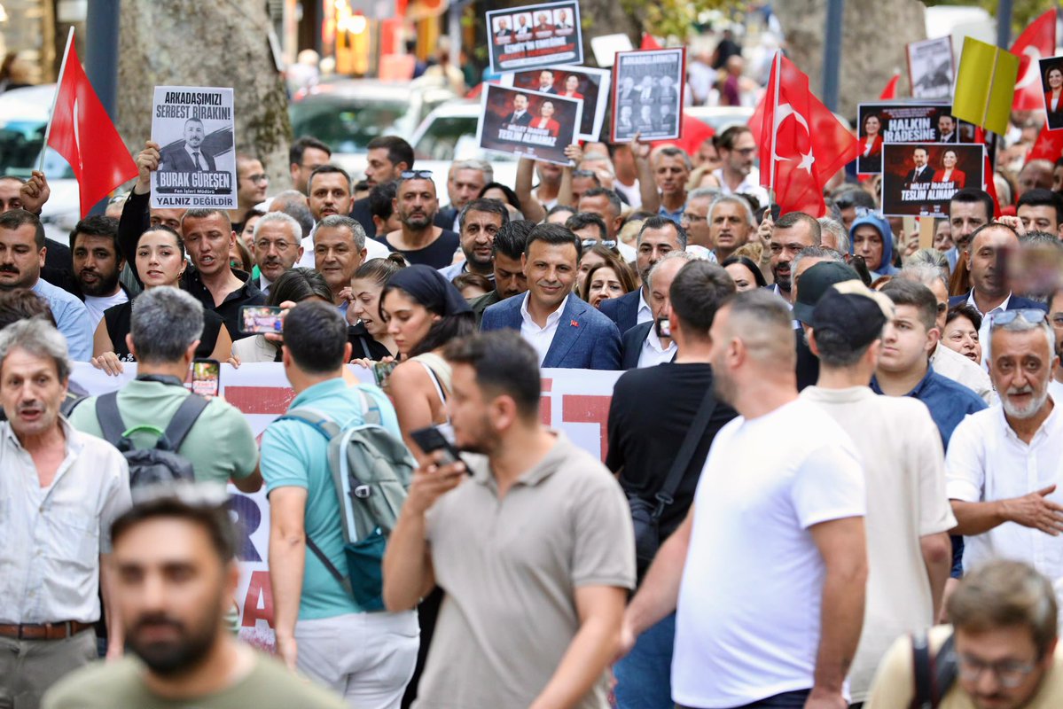 ozgurcelik1919's tweet photo. Halkımızın talebi adalet, demokrasi ve özgürlük!

Haksızca tutuklanan İzmit Belediye Başkanımız Fatma Hürriyet Kaplan, İzmit İlçe Başkanımız Gökhan Ercan ve yol arkadaşlarımıza özgürlük için yürüdük.

İrademize, ülkemize, geleceğimize sahip çıkmaktan vazgeçmeyeceğiz. https://t.co/3CQVHITVf7
