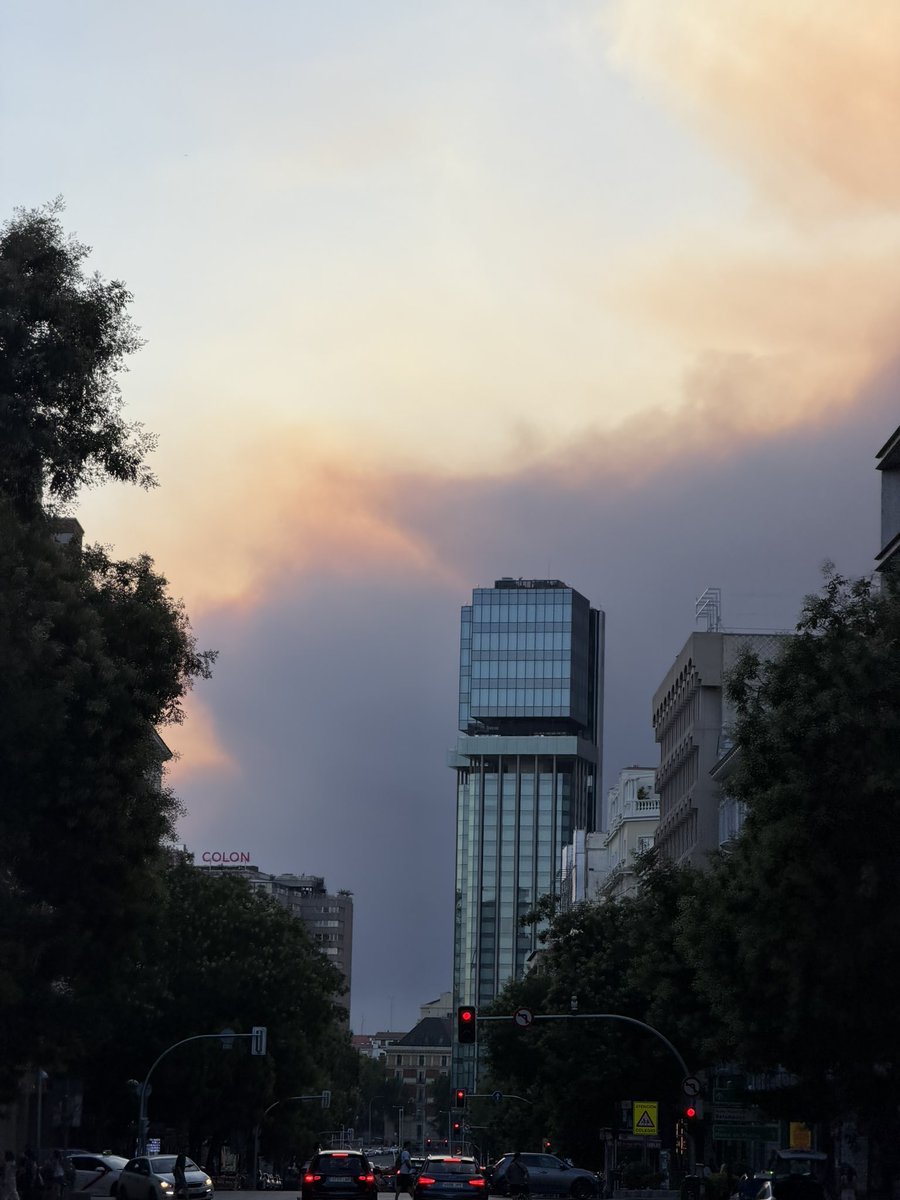 vitalvillarrbia's tweet photo. El incendio de la sierra de Madrid desde la Calle Goya 
#IFBurgohondo #ifsierraoeste https://t.co/SaZvZ8UKyu