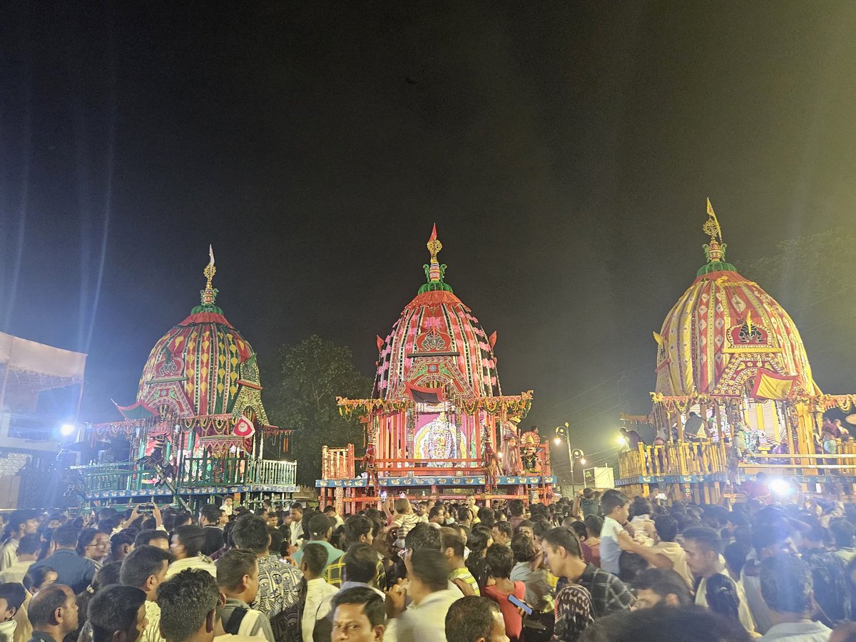 angul_dm's tweet photo. ଅନୁଗୋଳ ଶୈଳ ଶ୍ରୀକ୍ଷେତ୍ର ଜଗନ୍ନାଥ ମନ୍ଦିରର ବାହୁଡା ଯାତ୍ରା ଶାନ୍ତି ଶୃଙ୍ଖଳା ସହ ସମ୍ପନ୍ନ ହୋଇଯାଇଛି। ଏହି ବାହୁଡା ଯାତ୍ରାରେ ଅନୁଗୋଳର ହଜାର ହଜାର ଶ୍ରଦ୍ଧାଳୁ ଯୋଗଦେଇଥିଲେ।
@CMO_Odisha 
@IPR_Odisha https://t.co/YT4RkQllYe