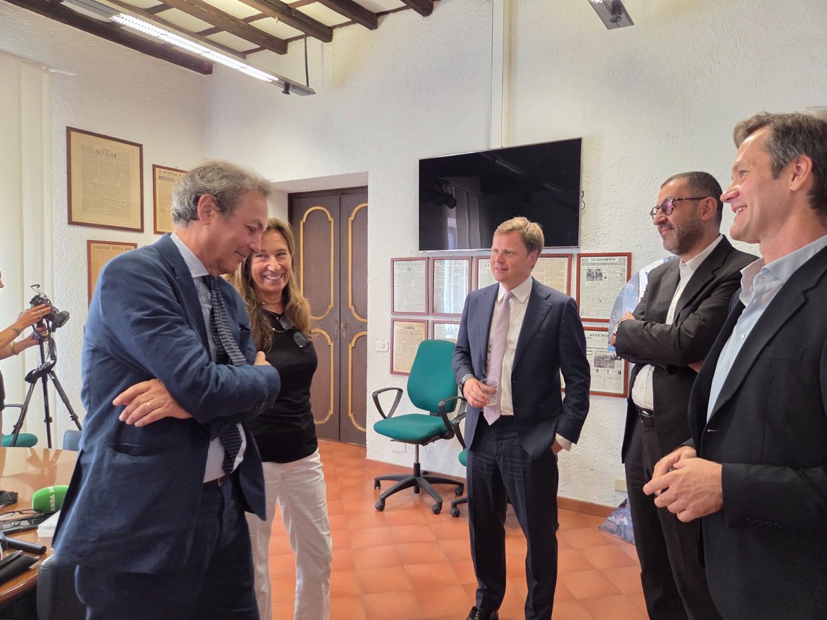 sblhickey's tweet photo. Oggi all’@Agenzia_Ansa per un confronto con Luigi Contu e la redazione esteri. Abbiamo parlato dei rapporti tra Italia e Regno Unito e delle principali sfide di politica estera, UE, #Ucraina, #GCAP, Medio Oriente e molto altro. 
Grazie del caloroso benvenuto! 🇮🇹🇬🇧
@Ukinitaly https://t.co/f1MCwWDIw6