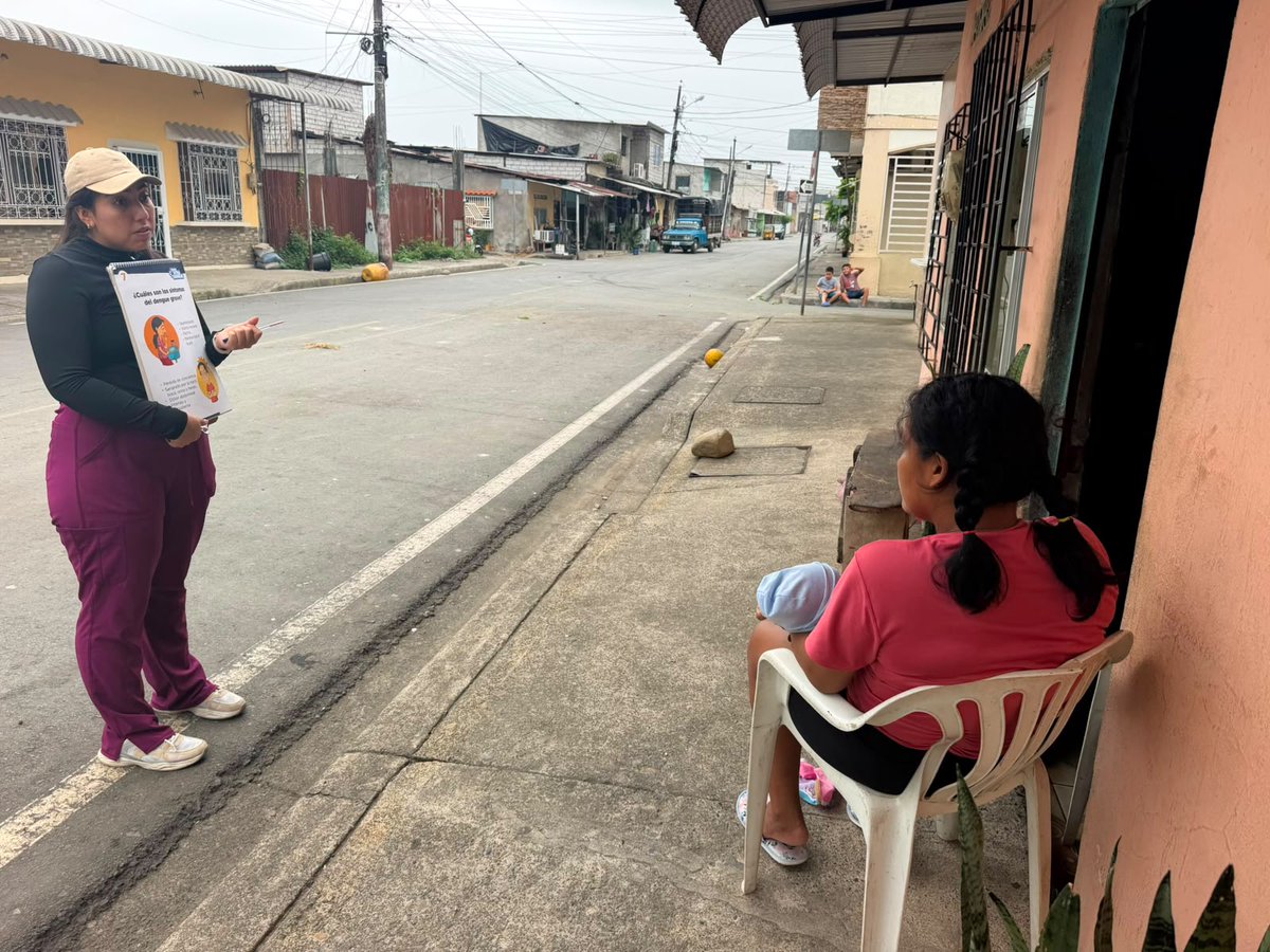 DPS_LosRios's tweet photo. #Urdaneta | En el sector La Cafetalera, de la parroquia Ricaurte, personal de @Salud_Ec sensibiliza a la población con conversatorios sobre las medidas para prevenir el dengue; se implementan además, acciones de control vectorial con el mismo objetivo. https://t.co/UlqGkdhXMm