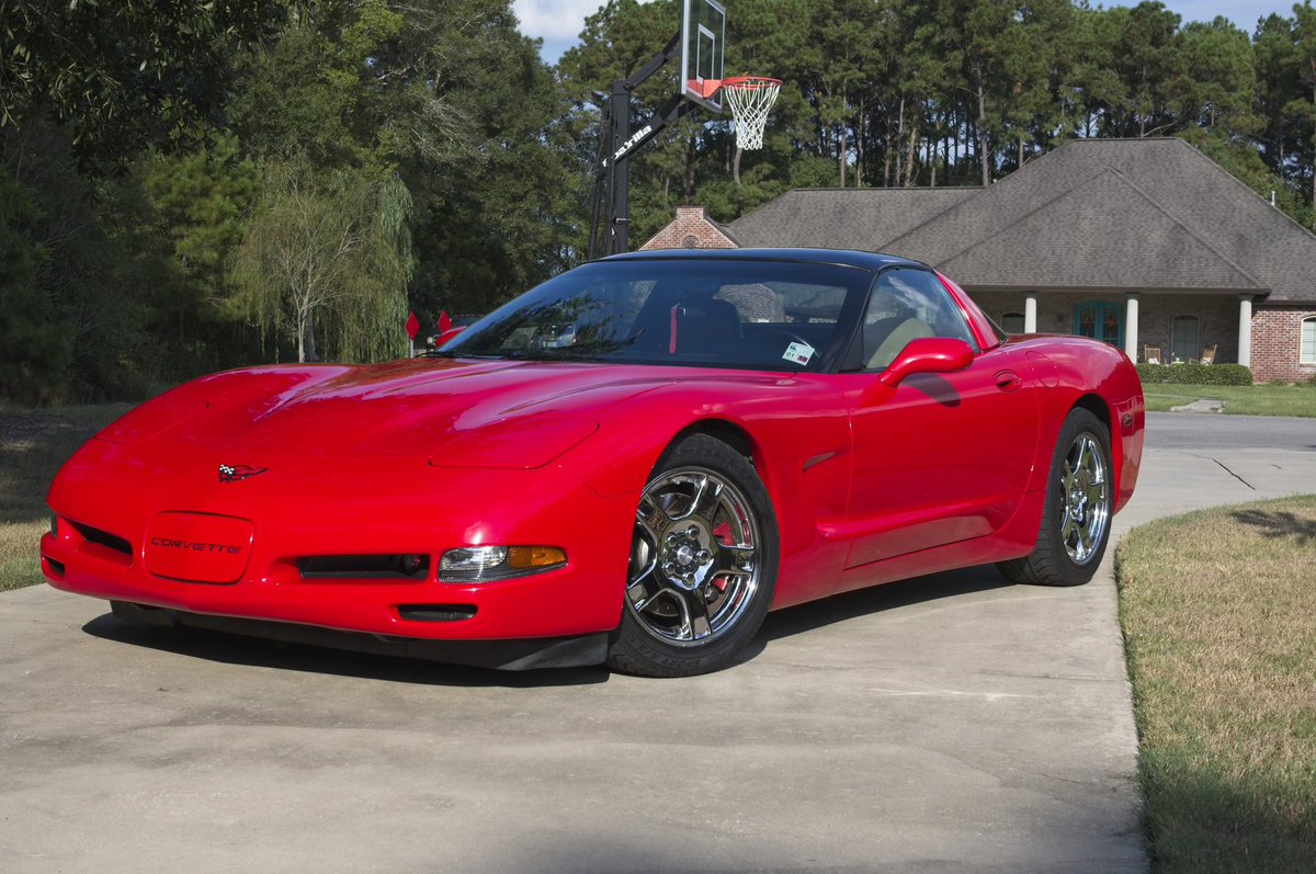 SaintSFGil's tweet photo. i love the mazda miata https://t.co/Y5mVeAk3V6