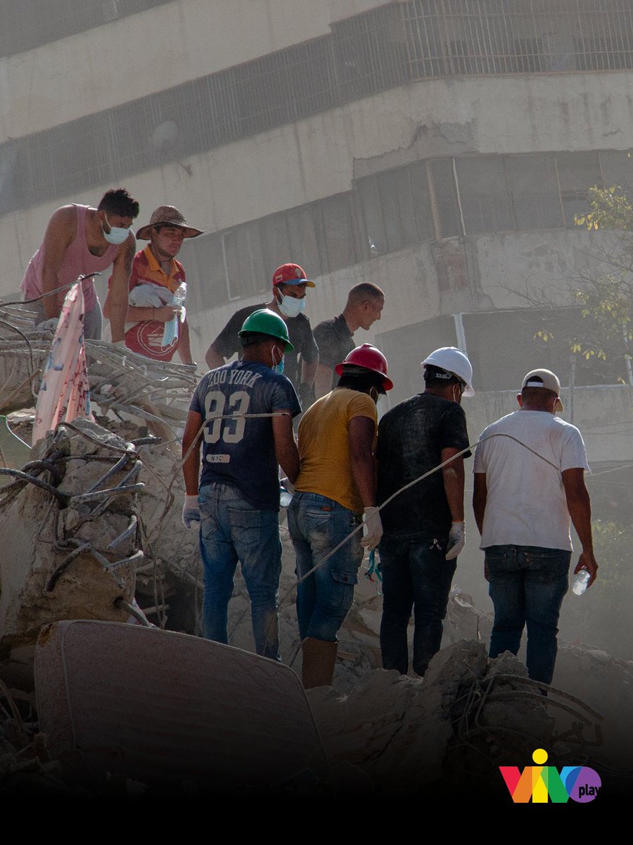 vivoplaynet's tweet photo. Hasta el 22 de junio el Gobierno nacional contabilizaba al menos 5.398 muertos, 16.740 heridos, 17.907 damnificados, sin detallar el número de desaparecidos luego de la tragedia.

A un mes de la emergencia, la mirada sigue puesta en la costa guaireña, donde muchos continúan en la búsqueda de sus seres queridos a pesar de haber perdido todo. 

Si quieres seguir ayudando a los afectados hazlo a través de las plataformas de @caritasdevzla, @WCKitchen, @GEMmissions, @HogarBambi. 

📷 pimentelphotoccs en IG

#VIVOplay