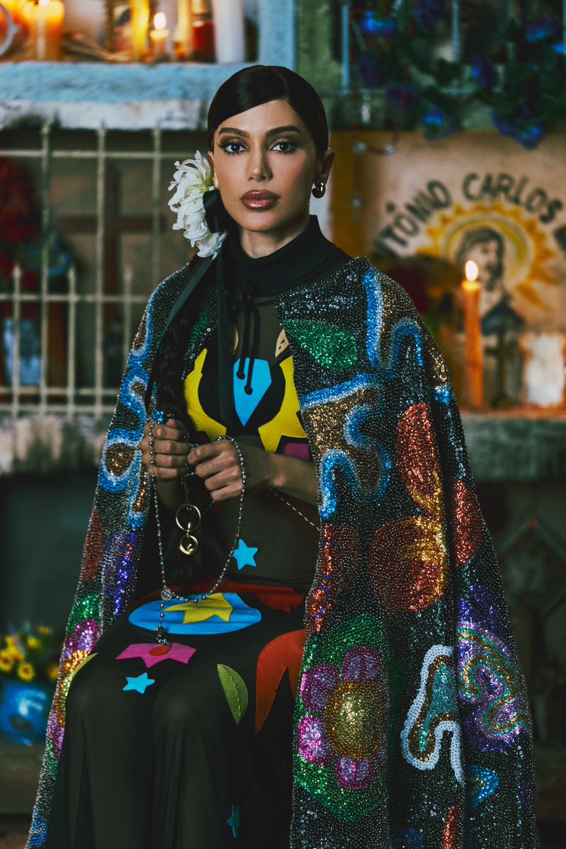 bchartsnet's tweet photo. 🌹Para a BCharts, Anitta fala sobre filme do "EQUILIBRIVM II" e como enxerga a cena audiovisual atual com a guerra do algoritmo:

“É um investimento muito caro, retorno financeiro quase zero. Para um artista que está começando, talvez não seja a melhor das escolhas. É difícil a disputa com a dependência e estímulos cerebrais da internet. São muitos conteúdos e muita IA. O que me motivou a fazer [o filme] é que eu tinha uma vontade muito grande de passar a mensagem do álbum. O artista nunca pode perder a vontade de fazer uma revolução na cabeça das pessoas. A arte que eu faço é pensando em impactar a vida. Passar uma mensagem. Escrevi o roteiro inteiro, cada cena, cada parte e depois foi lapidado por um grande time, eu escrevi tudo isso porque foi uma experiência de vida que eu passei. Eu achei que era muito legal que as pessoas tivessem acesso à tudo isso que vivenciei, que tem potencial de mudar a vida das pessoas. Isso que me motivou, o acesso à mensagem de uma maneira simples e bonita. Vai demorar um pouco pra eu fazer algo tão grandioso assim, porque no cenário mundial tá mais difícil de captar [dinheiro] neste sentido, sem retorno imediato. Mas sempre que eu tiver algum propósito vou tentar reservar uma parte [de dinheiro] para fazer dessa maneira.”