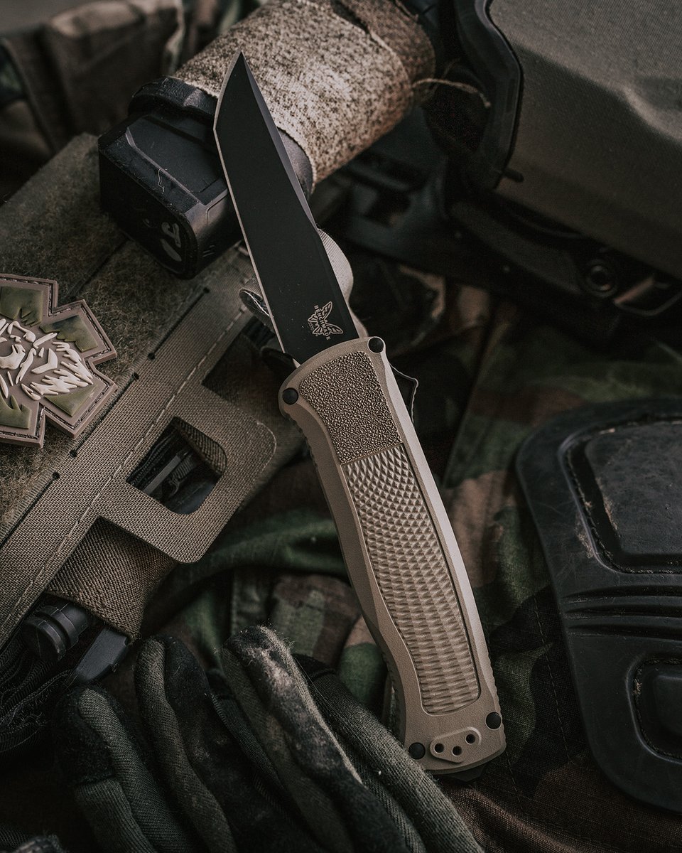 BenchmadeKnives's tweet photo. Every design choice has a purpose.

So why pair an OTF platform with S30V stainless steel?

An out-the-front (OTF) knife delivers fast, one handed deployment and retraction while maintaining your grip. Built for those who value speed, control, and everyday readiness.

S30V was developed specifically for premium knife blades and chosen for its balance of:
• Edge retention
• Toughness
• Corrosion resistance

Combined with an ultralight Grivory® handle and deep-carry pocket clip, the Shootout® is engineered to carry comfortably, deploy confidently, and perform day after day.

📸 @jasondemo

https://t.co/Zucy8lcobE
