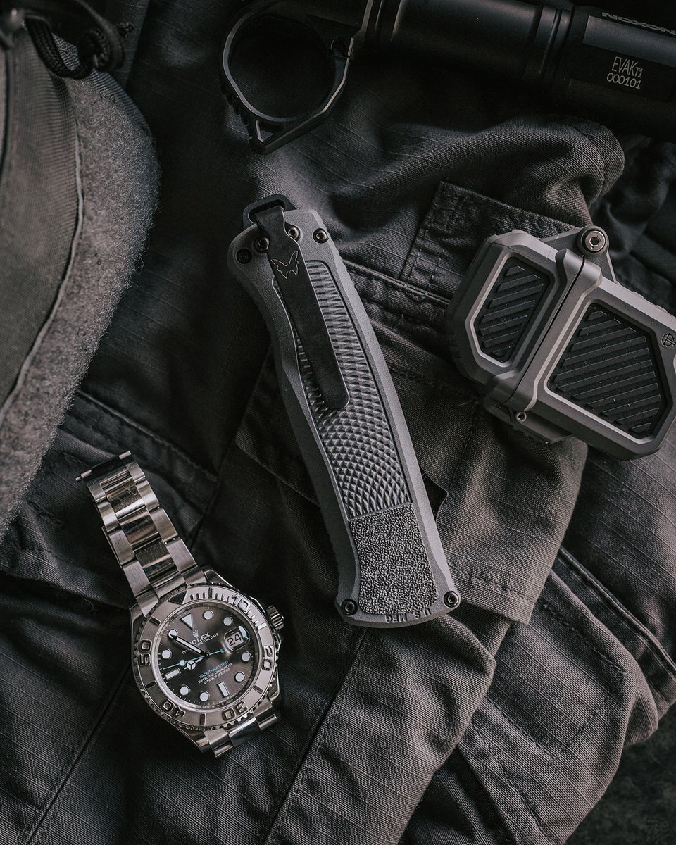 BenchmadeKnives's tweet photo. Every design choice has a purpose.

So why pair an OTF platform with S30V stainless steel?

An out-the-front (OTF) knife delivers fast, one handed deployment and retraction while maintaining your grip. Built for those who value speed, control, and everyday readiness.

S30V was developed specifically for premium knife blades and chosen for its balance of:
• Edge retention
• Toughness
• Corrosion resistance

Combined with an ultralight Grivory® handle and deep-carry pocket clip, the Shootout® is engineered to carry comfortably, deploy confidently, and perform day after day.

📸 @jasondemo

https://t.co/Zucy8lcobE