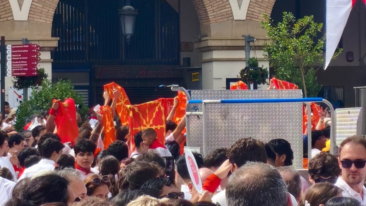 Rontxi1's tweet photo. @elvecinodeUxue La derecha de UPN, PP y Vox con banderas españolas, la juventud de EH Bildu con banderas navarras e ikurriña. Siempre con los segundos. Aupa!! https://t.co/MPyTfKEL3I