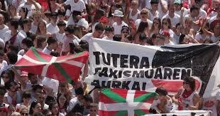 Rontxi1's tweet photo. @elvecinodeUxue La derecha de UPN, PP y Vox con banderas españolas, la juventud de EH Bildu con banderas navarras e ikurriña. Siempre con los segundos. Aupa!! https://t.co/MPyTfKEL3I