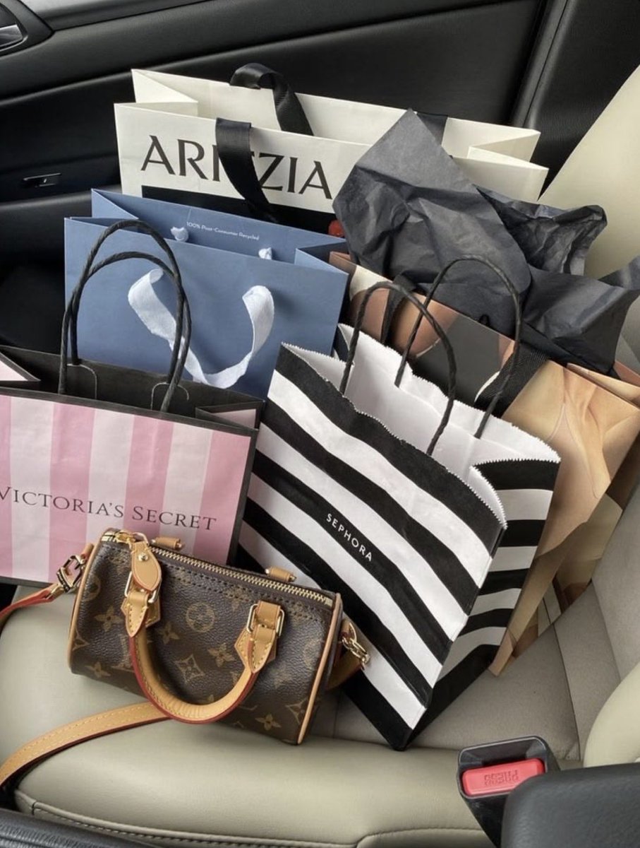 spoiledmj_'s tweet photo. You can do better. I need shopping money. Not McDonald’s money. #paypigswelcome #spoiled #spoiledbrat https://t.co/NKtRXWIDAa