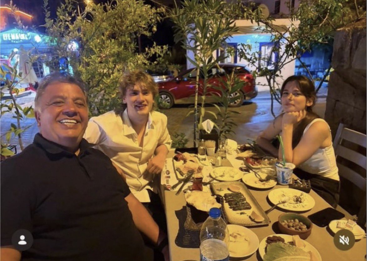 vheistt's tweet photo. BASBASA YEMEGE CIKMISLAR AMK https://t.co/K212IazB3w