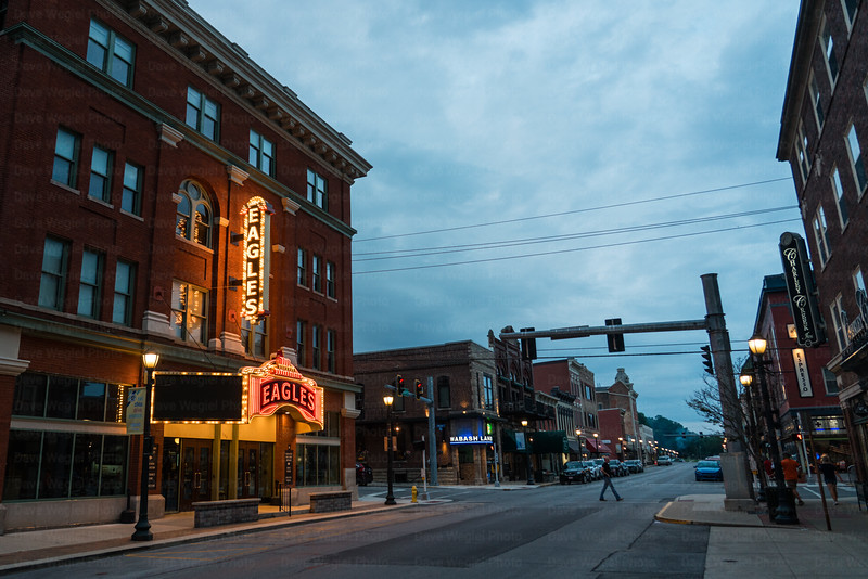 LiterateIndy's tweet photo. Downtown Wabash, Saturday Night.

(Dave Wegiel, @pinolaphoto) https://t.co/LNLsBWRiA9