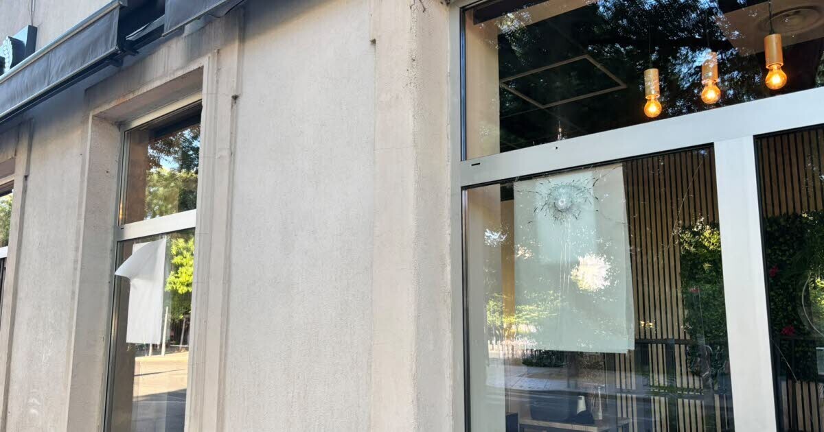 leprogreslyon's tweet photo. La façade d’une boulangerie de #Lyon visée par des tirs
➡️ https://t.co/NUX9anLx1P https://t.co/Xq6VFVoDcP