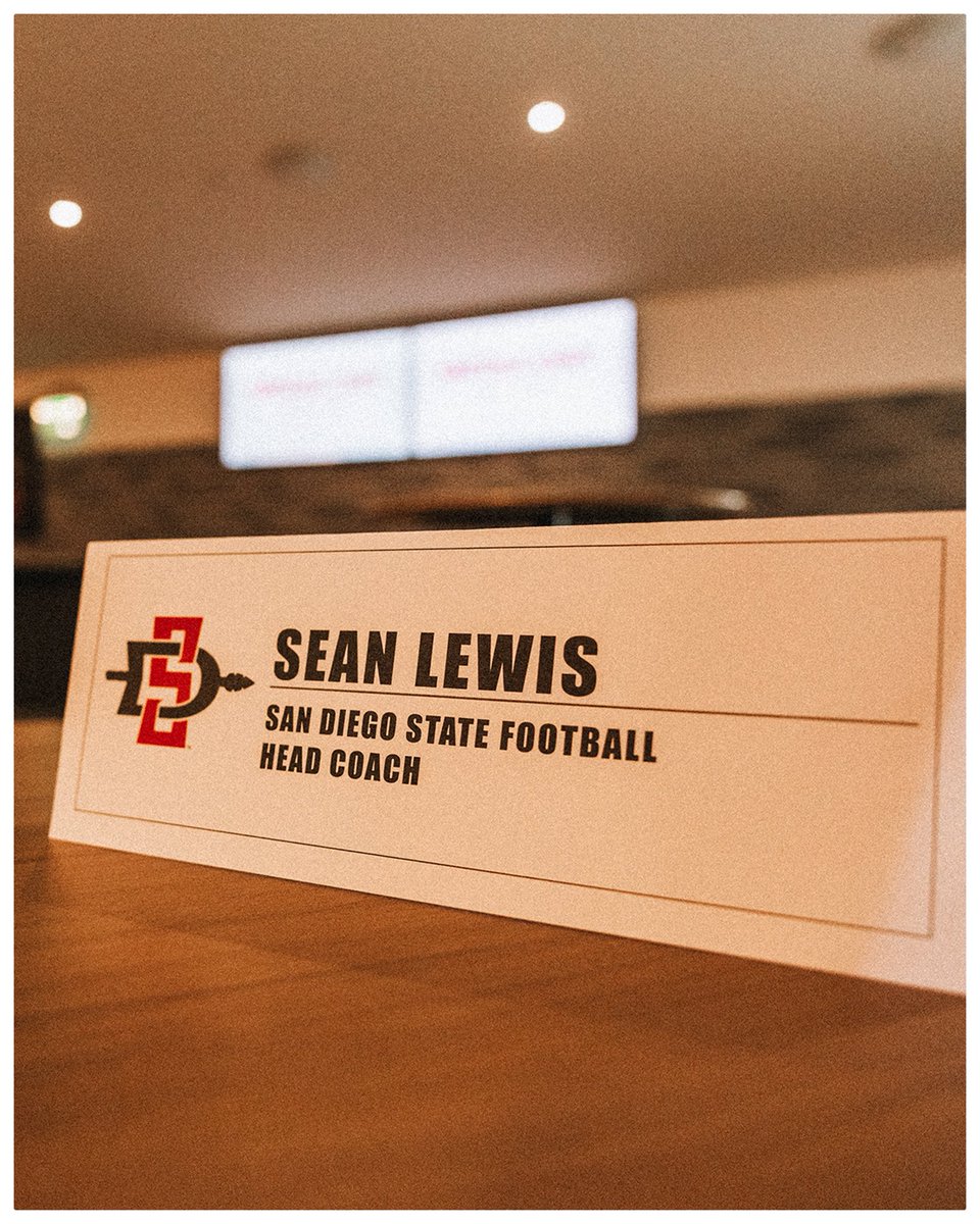 AztecFB's tweet photo. Aztecs on the Mic 👀

#AztecFAST 🍢 x #BeTheA1pha 🐺 x #TheClimb 📈 https://t.co/SclnWvywqZ