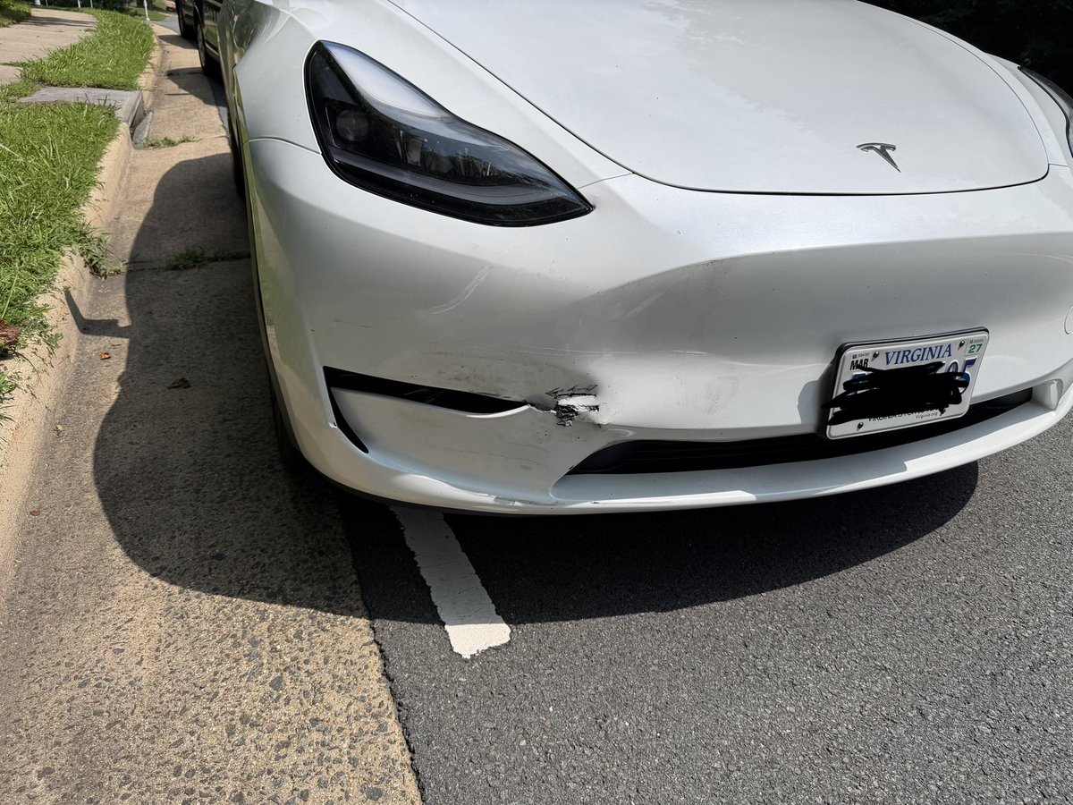 hongoren's tweet photo. Has anyone experienced a Tesla rear-ending a stopped vehicle while Autopilot was engaged? Our 2024 Model Y slowed down but didn't stop, resulting in a collision. Thankfully, no injuries. Tesla is reviewing the logs on Aug. 7. Video below. #Tesla #ModelY 
@elonmusk https://t.co/Q4OsmnOYaa