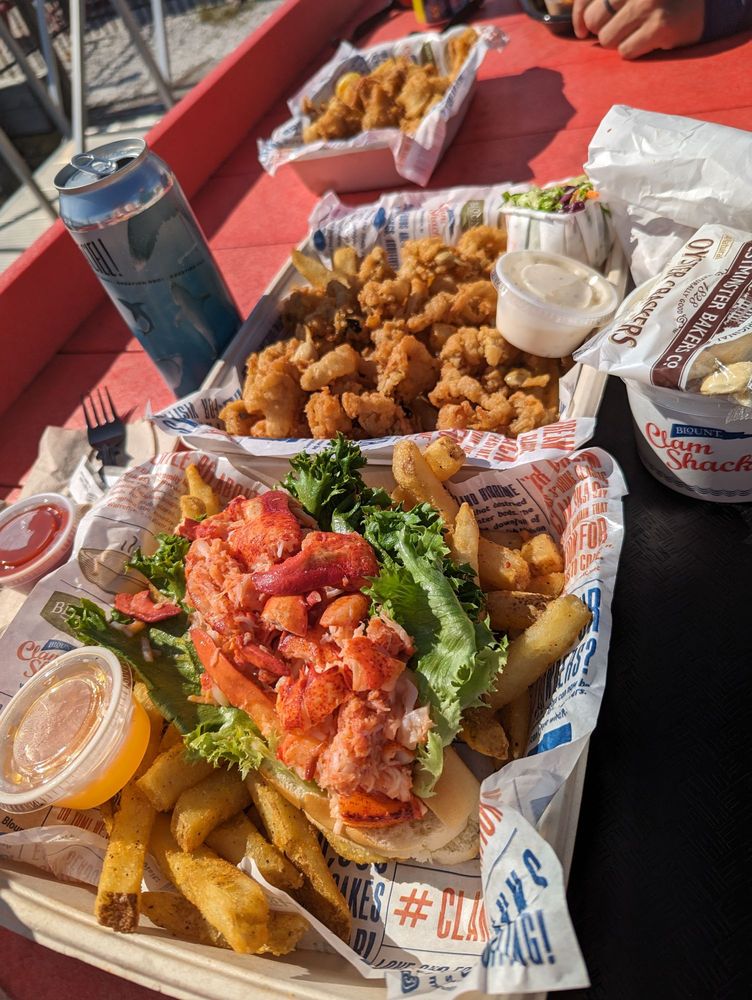DriveLessRI's tweet photo. This week, log your greener trips in the Drive Less RI app for a chance to win a $50 @Blountclamshack gift card! 🚲🚌🚶

Which are you choosing: clam cakes or chowder? 👇
#BlountClamShack #RhodeIsland https://t.co/InTe9MyRQC