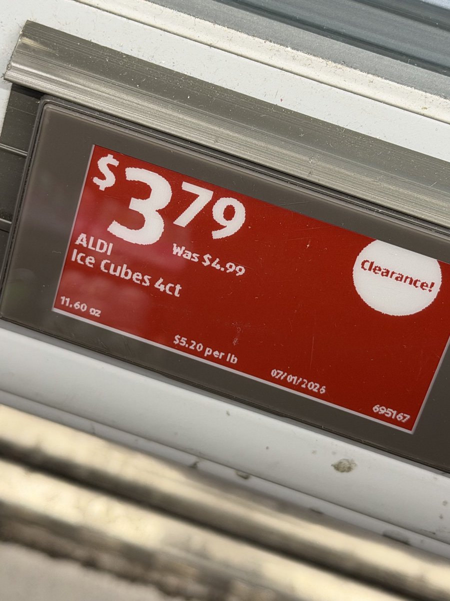 Delrio2408's tweet photo. This is too much… they sell ice in almost 4 dls!!!! That’s real? https://t.co/iVVW24gfnV