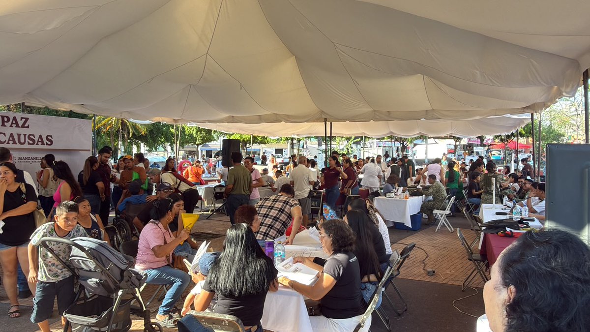 RocioBarcenaM's tweet photo. En Tapeixtles #Manzanillo #Colima realizamos #FeriaDePaz, escuchamos y resolvimos necesidades de la población pues es prioridad dar #AtenciónALasCausas para construir #TerritoriosDePaz. Acercamos a las familias trámites, servicios y espacios de convivencia. @rosaicela_ @SEGOB_mx https://t.co/GZ2gfrJWbH