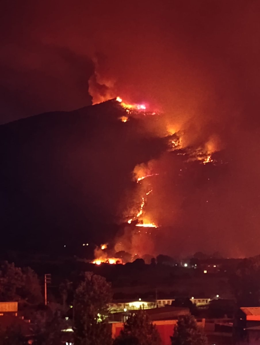 AUGC_Comunica's tweet photo. 🚒🔥 Nos siguen llegando fotos y vídeos desoladores de nuestros compañeros desplegados en los incendios de la Sierra Oeste de Madrid, Burgohondo (Ávila), La Mierla (Guadalajara), La Baña-Ponferrada (León) y tantos otros puntos de España.

Detrás de cada imagen hay guardias civiles que llevan horas, e incluso días, trabajando sin descanso para proteger vidas, hogares y nuestro patrimonio natural en condiciones extremas.

Todo nuestro apoyo, reconocimiento y admiración. Mucha fuerza a todos los compañeros. Lo más importante es que volváis sanos y salvos a casa.