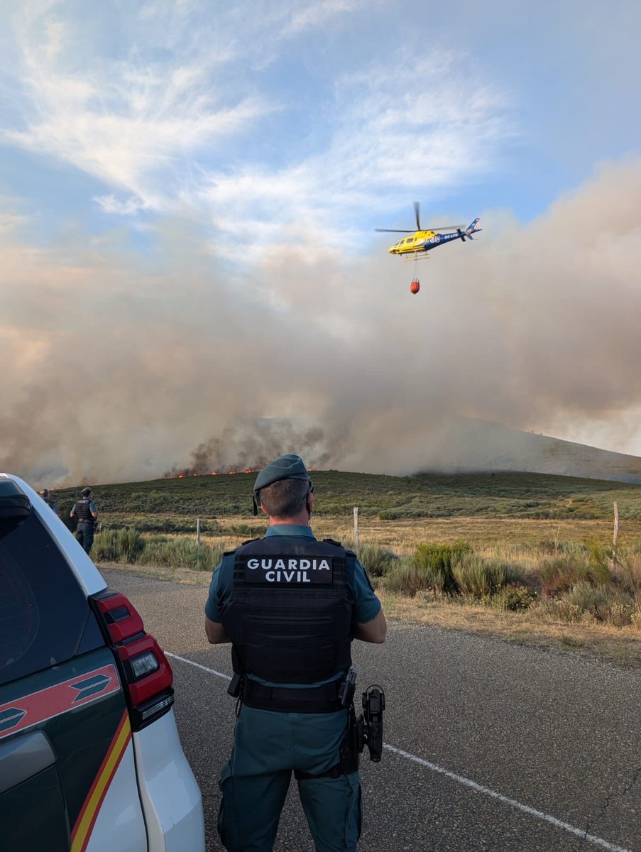 AUGC_Comunica's tweet photo. 🚒🔥 Nos siguen llegando fotos y vídeos desoladores de nuestros compañeros desplegados en los incendios de la Sierra Oeste de Madrid, Burgohondo (Ávila), La Mierla (Guadalajara), La Baña-Ponferrada (León) y tantos otros puntos de España.

Detrás de cada imagen hay guardias civiles que llevan horas, e incluso días, trabajando sin descanso para proteger vidas, hogares y nuestro patrimonio natural en condiciones extremas.

Todo nuestro apoyo, reconocimiento y admiración. Mucha fuerza a todos los compañeros. Lo más importante es que volváis sanos y salvos a casa.