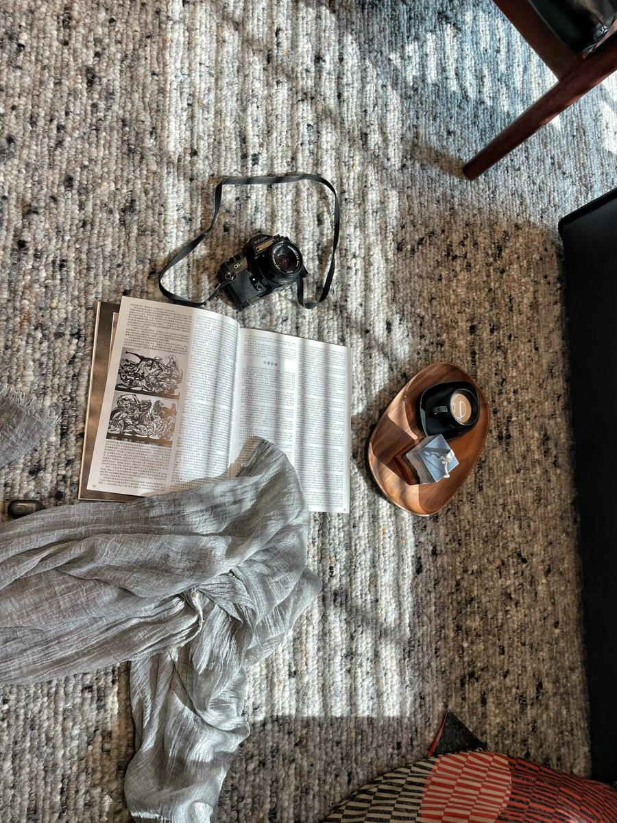 Joe22853602's tweet photo. Snuggling on the sofa with hot cocoa, playing my favorite playlist—this lazy Sunday vibe is unbeatable at home ， https://t.co/enwAO0Hfkd