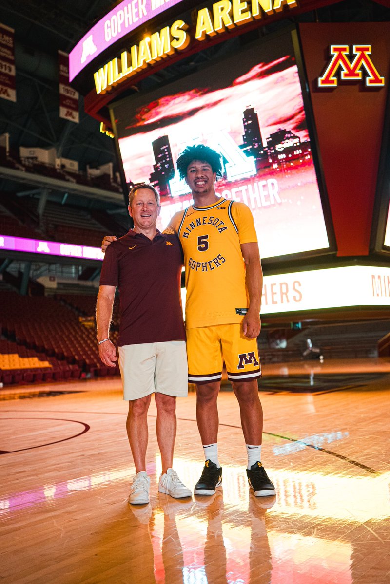 IsaiahS1515's tweet photo. HUGE thank you to Coach Medved and the entire coach staff for the amazing visit!Go Gophers!! @GopherMBB #officialvisit https://t.co/cgOsQmTBAX