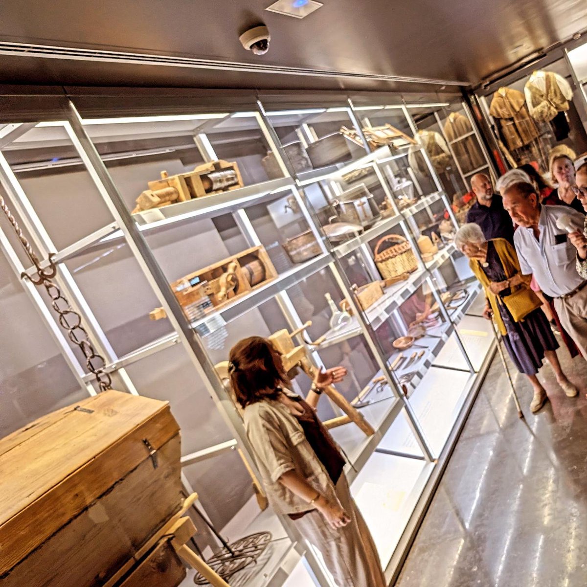 MuseuRipoll's tweet photo. 🍽️ Avui hem gaudit de "És per sucar-hi pa"!

Hem descobert l'alimentació dels monjos benedictins al @monestir_ripoll , la cuina d'abans a través de peces del Museu i ho hem acabat amb un tastet de pa amb tomàquet i embotit!

📅 Nova sessió: 7 d'agost!

@Aj_Ripoll https://t.co/AsFxLxo2Y0