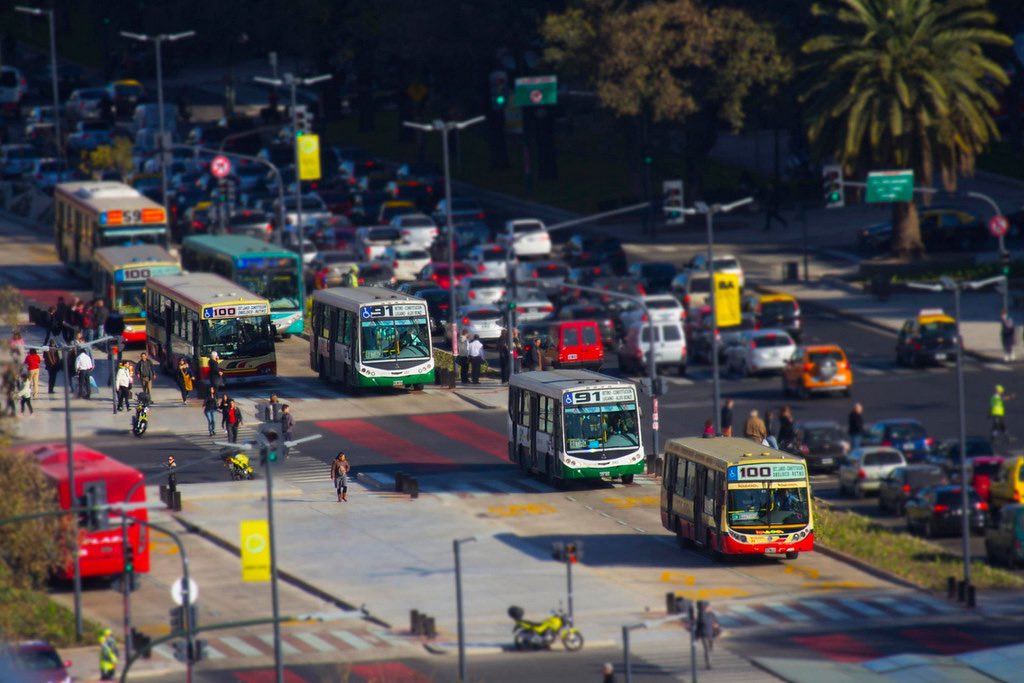 Guillodietrich's tweet photo. Hace 13 años, com @mauriciomacri, inaugurábamos el Metrobus de la 9 de Julio.

En ese momento parecía una locura. Nos decían que era imposible, que iba a colapsar el tránsito, que estábamos arruinando la avenida más emblemática del país, que estábamos matando miles de árboles. Incluso dentro del propio gobierno de la ciudad, había dudas.

Pero había algo que nos convencía de seguir adelante: sabíamos que millones de personas iban a vivir mejor. Y con un equipo extraordinario, profesional y comprometido, transformamos en tiempo récord una de las avenidas más importantes del mundo. Y el tiempo terminó haciendo su trabajo para que darnos la razón.

Hoy el Metrobus no es una obra del pasado. Es un ícono de Buenos Aires. Es parte del paisaje de la ciudad. Es uno de esos lugares que aparecen en las postales, en las publicidades, en las películas y hasta en los festejos más importantes de los argentinos. Ahí estuvo el metrobus cuando salimos ganamos partidos, salimos a festejar durante el mundial y miles de personas se subieron a sus estaciones para celebrar. El metrobus se convirtió, literalmente, en un escenario de nuestra alegría colectiva.

Eso es lo que pasa cuando una obra pública está bien pensada y bien ejecutada: no sólo deja de pertenecer a un gobierno y pasa a pertenecer a la gente sino que perdura en el tiempo, cumpliendo siempre su función.

Me acuerdo de las discusiones, de las críticas y de las noches sin dormir. Pero, sobre todo, me acuerdo de un equipo que nunca dejó de creer. El Metrobus me sigue recordando una de las lecciones más importantes que aprendí en la gestión pública: cuando hay un propósito claro, convicción para sostenerlo y equipos de excelencia, se pueden hacer transformaciones en serio, aunque muchos digan que son imposibles.

Y con el tiempo, esas transformaciones dejan de ser una obra para convertirse en parte de la identidad de una ciudad.