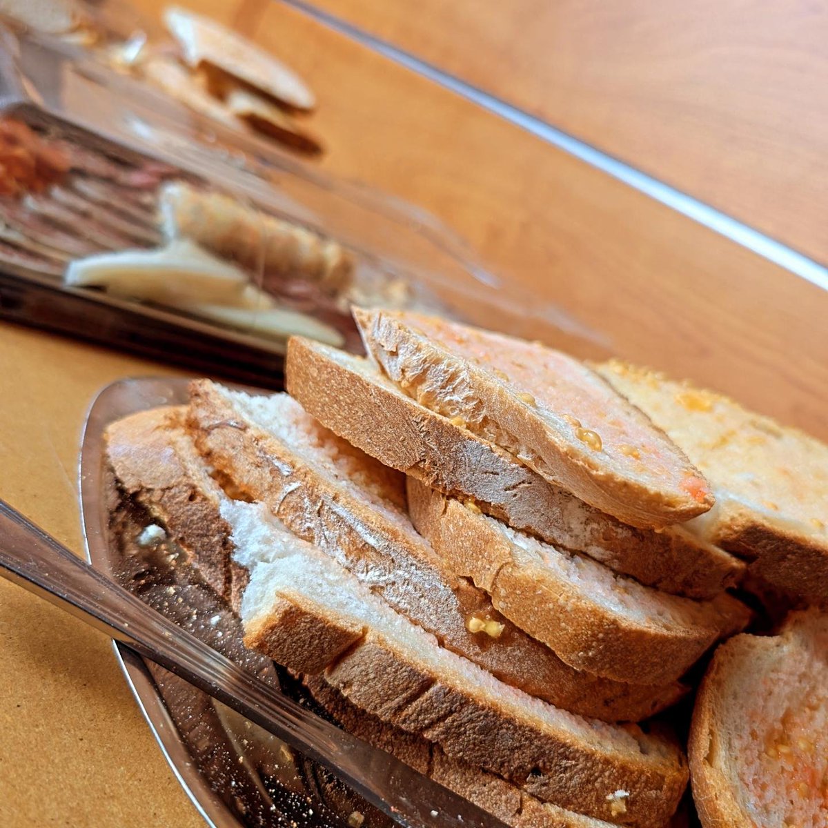 MuseuRipoll's tweet photo. 🍽️ Avui hem gaudit de "És per sucar-hi pa"!

Hem descobert l'alimentació dels monjos benedictins al @monestir_ripoll , la cuina d'abans a través de peces del Museu i ho hem acabat amb un tastet de pa amb tomàquet i embotit!

📅 Nova sessió: 7 d'agost!

@Aj_Ripoll https://t.co/AsFxLxo2Y0
