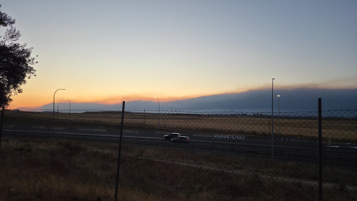 Yela4real's tweet photo. Columna de humo del incendio de Ávila y Madrid desde Madrid sur. https://t.co/78H8j3AUMR