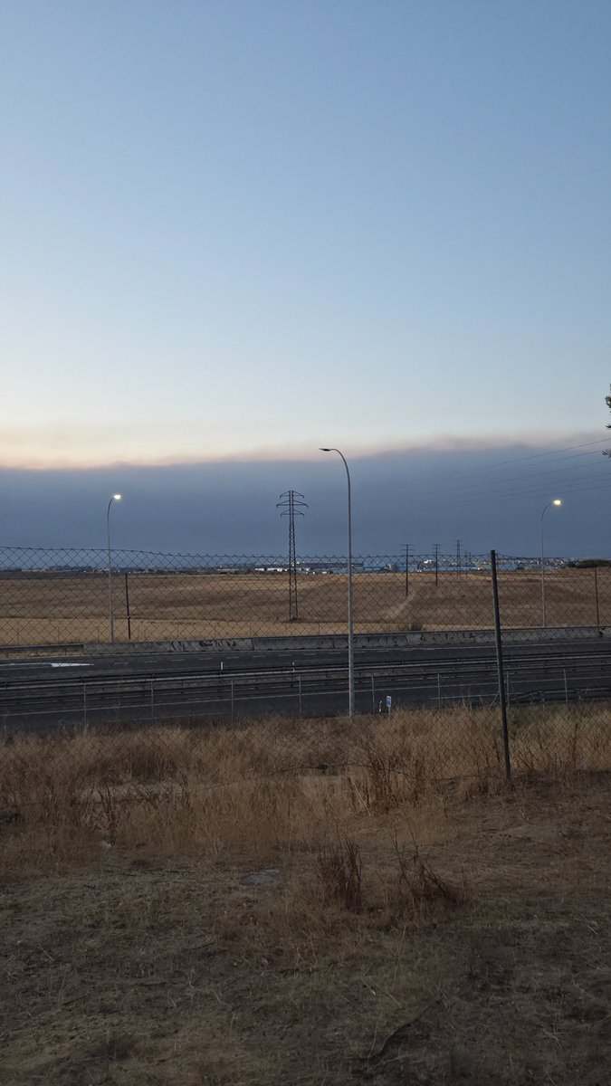 Yela4real's tweet photo. Columna de humo del incendio de Ávila y Madrid desde Madrid sur. https://t.co/78H8j3AUMR