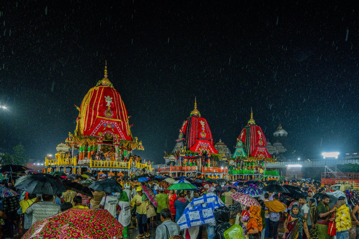 JagannathaDhaam's tweet photo. ଶ୍ରୀମନ୍ଦିର ସିଂହଦ୍ୱାର ସମ୍ମୁଖରେ ଶ୍ରୀବିଗ୍ରହମାନଙ୍କ ତିନି ରଥ ।

#BahudaJatra #Rathayatra2026 #JaiJagannatha #RathaJatra2026 #RathaYatra #ShreeJagannathaDhaam #Puri https://t.co/1TFm19DK8P